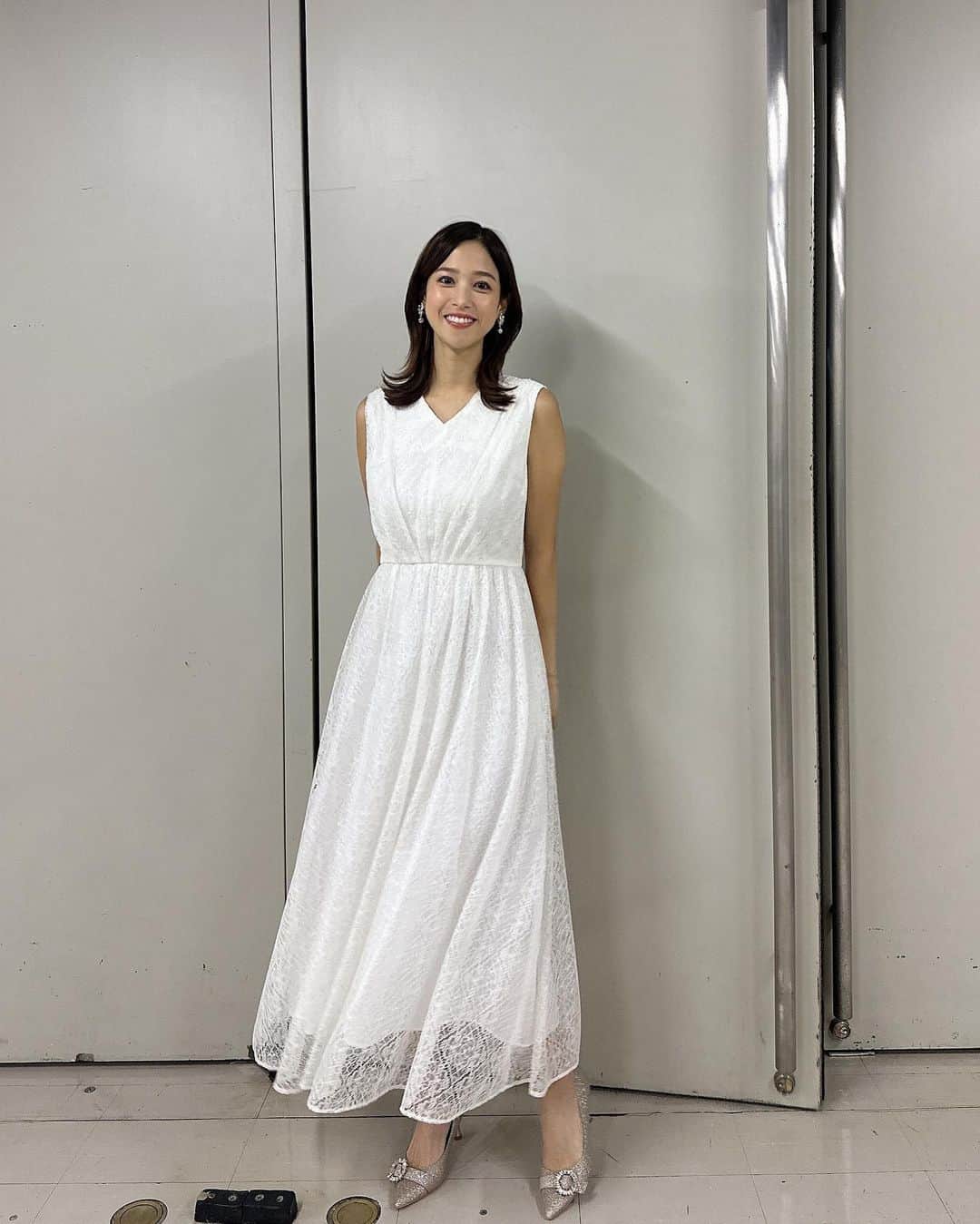 鷲見玲奈さんのインスタグラム写真 - (鷲見玲奈Instagram)「. 今日は司会のお仕事で大阪へ。  衣装は真っ白なワンピースでした🤍🤍  #スミ衣装 #ドアが開いた瞬間 #白ワンピ #白ワンピース」10月17日 21時54分 - sumi__reina