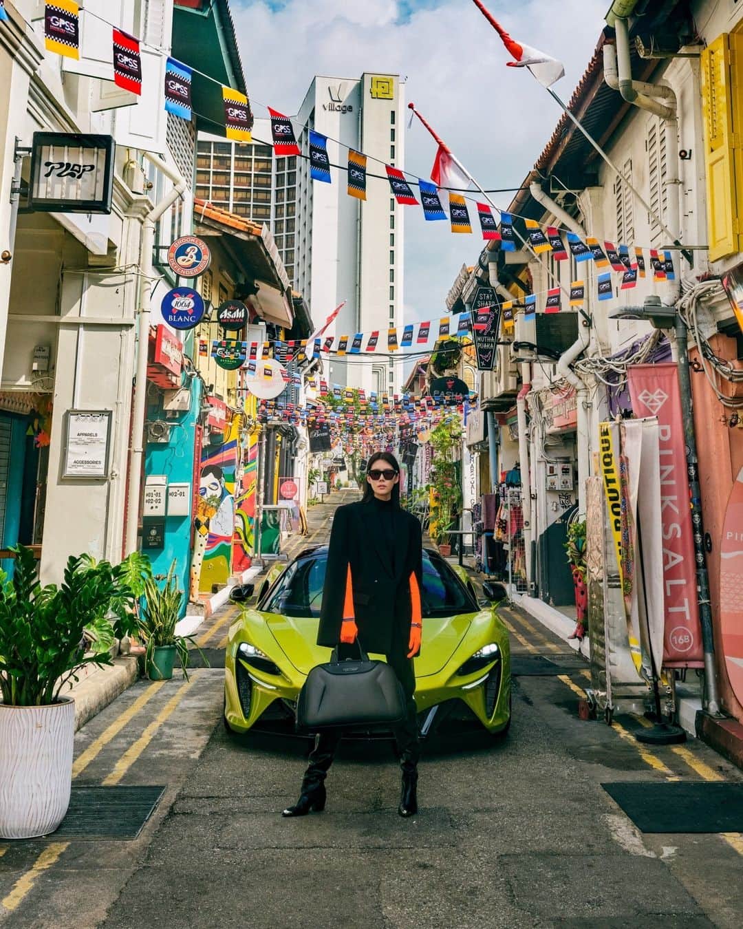 McLaren Automotiveのインスタグラム：「Arriving in Singapore, @highsnobiety take a thrilling tour with @tumitravel in a McLaren Artura.  For the second instalment in the High Road series, High Snobiety and TUMI met up with Singaporean actress @carriewst and @mclaren driver @landonorris to showcase TUMI’s innovative collection of racing-inspired backpacks, suitcases, crossbodies, and accessory kits.  Designed to manoeuvre the sharp turns and quick adjustments that come with life on the go, TUMI | McLaren infuses its collection with the same quality and craftsmanship employed in engineering some of the fastest vehicles on earth.  Shop the TUMI | McLaren collection at TUMI.com  #McLaren #McLarenAuto #McLarenArtura」