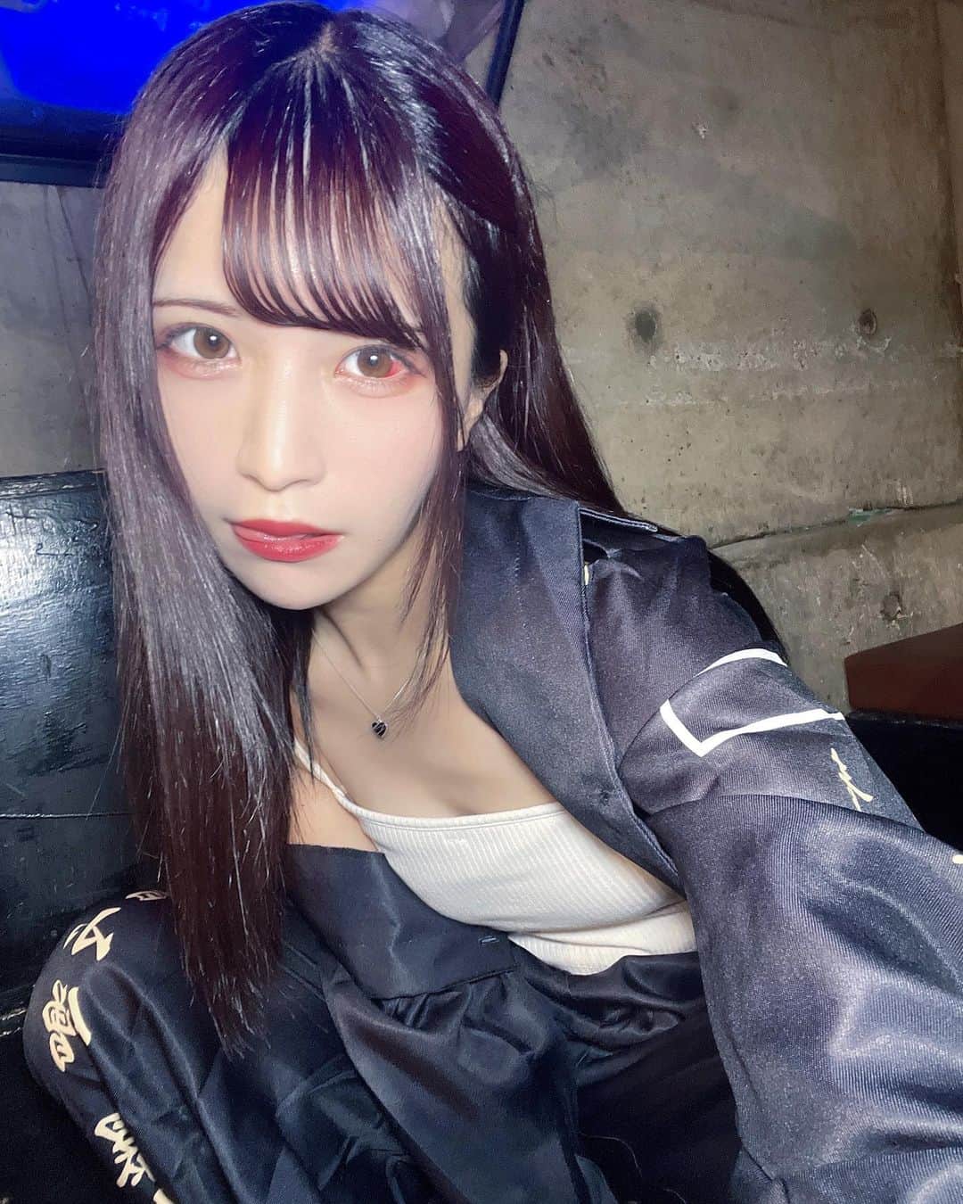 ちはるのインスタグラム：「. ヤンちいです🤛  改めまして昨日は「監獄キングサリ」お越しいただきありがとうございました！  このライブ決まったときから自分の一番やりたくない演技だやばい、、、汗汗汗、、とおもってたんですけど、みんなも昨日見ておもったとおり演技中心というよりかはライブが一番にあって、演出も含めて楽しむという、よりキングサリの新しい魅力をみんなに届けられたライブになったとおもいます！　新しいことに挑戦できることとてもありがたいなって改めておもいました！緊張したけどみんなで頑張ってつくってきたものが終わっちゃうのさみしい、、て気持ちになったし、spellを1人で歌えたことも、みんなが泣いた、泣きそうになった、良かった、、て言葉を聴けて、上手い下手は置いておいて 誰かの心を動かせるものを届けられて、届けるきかいをいただけて本当に嬉しいな、っておもいました、！キングサリの次の大きなワンマンは恵比寿LIQUIDROOMで行われる1月16日の初のバンドセットワンマンになります！これは今までのアコースティックライブ昨日の世界観ライブとはまたぜんぜん違ったライブになるので、次に向けてこっからまた頑張りたいとおもいます！ その前に12/13 Noisy IDOLレーベルより初のアルバム発売させていただきます！11月からはリリイベも始まるのでよろしくお願いします😣あとあと11/4は私のお誕生日＾＾11/6はちい生誕祭＾＾まだライブで一回も告知させてもらえてないけど、、、😀忘れないでーーーーーーーーー＾＾  昨日は改めて会いにきてくださったみなさんありがとうございました！これからも新しいことに挑戦していく私たちをみててね！　 最後まで読んでくれたひとありがとう＾＾」