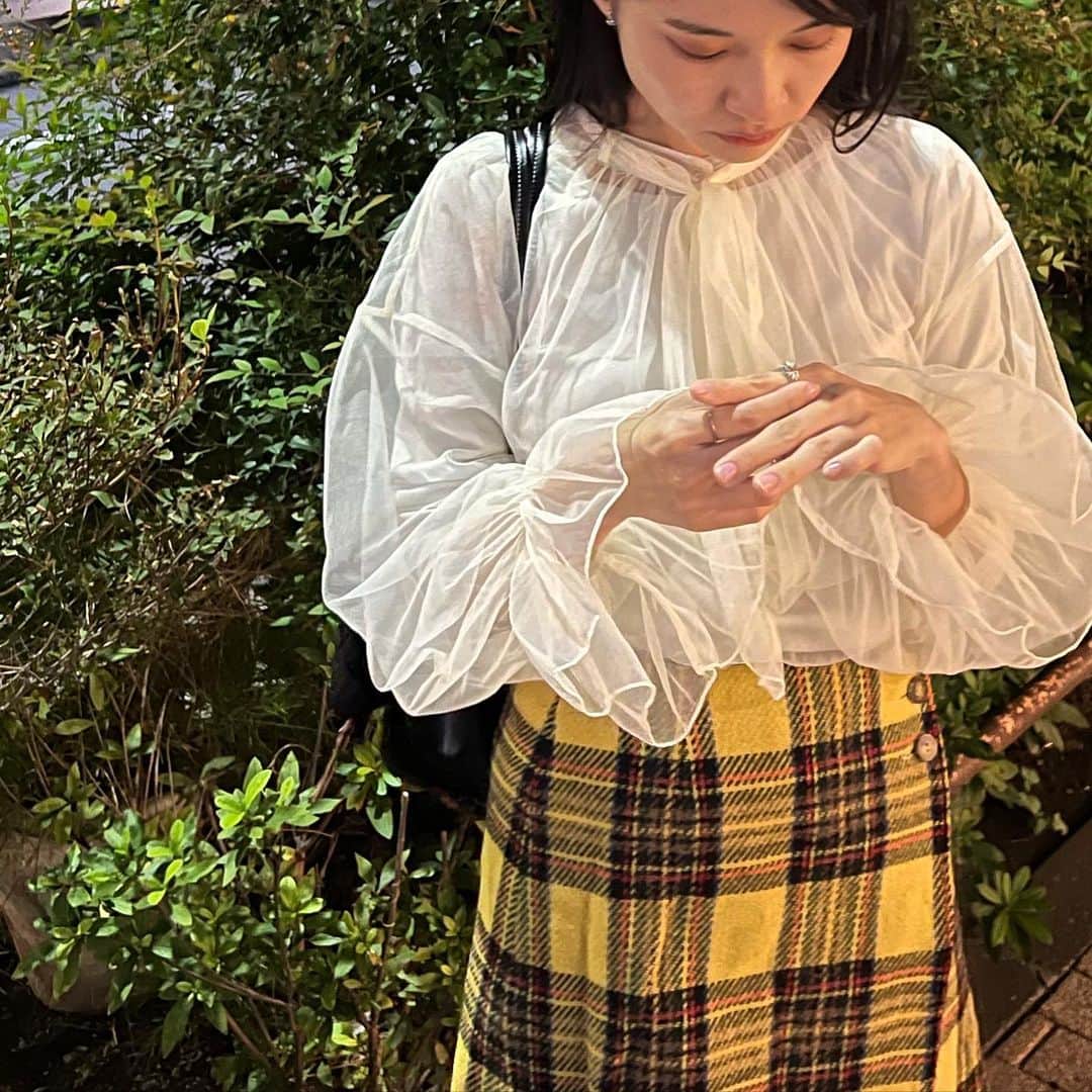 名和風歌さんのインスタグラム写真 - (名和風歌Instagram)「🦢 @freaksstore_official のふわふわシャツが届いたから早速着た 🦢🪽🦢🪽　 首元のリボンが取り外せるからいろんな着回しできそうで、何と合わせようかわくわく」10月17日 22時04分 - fuuka_nw