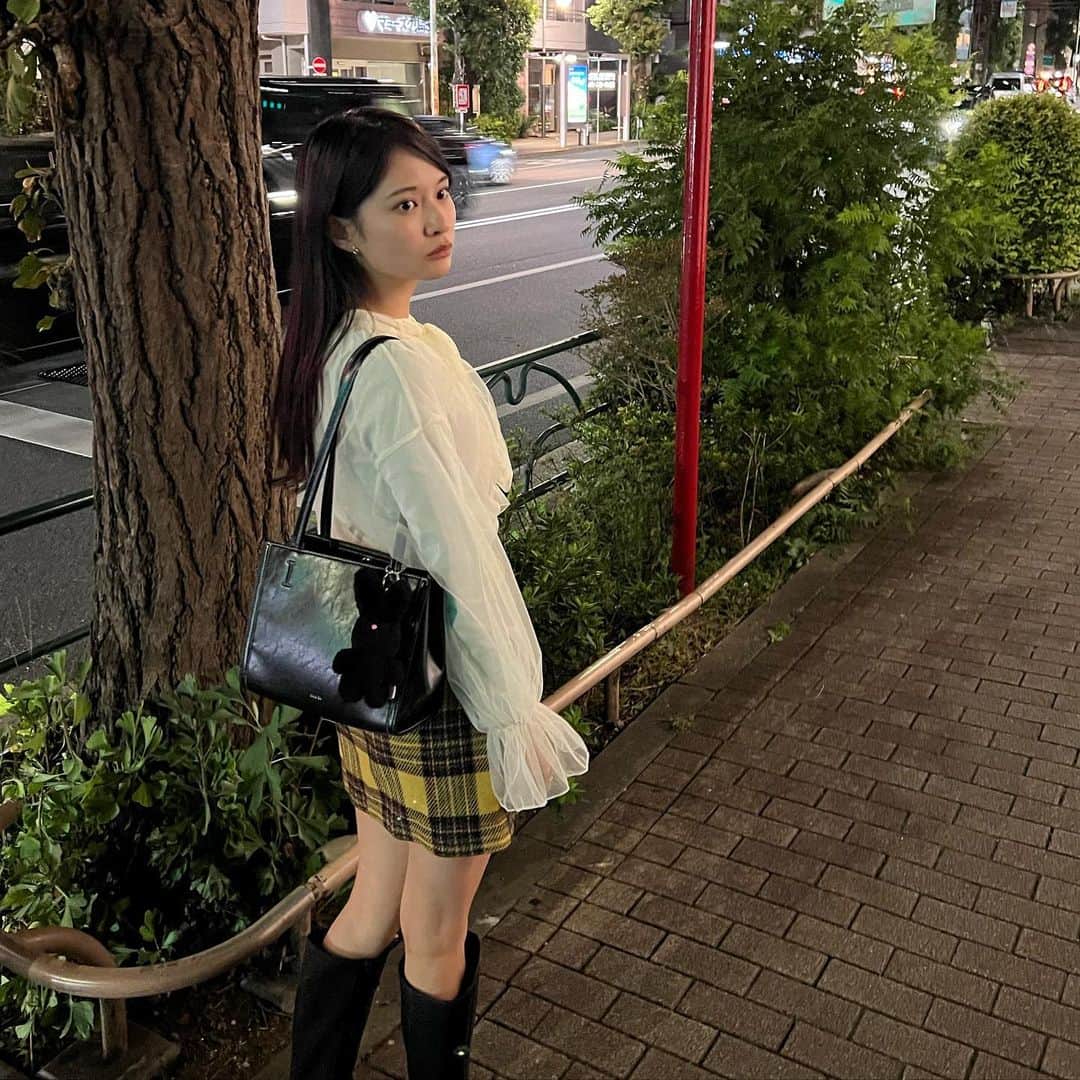 のインスタグラム：「🦢 @freaksstore_official のふわふわシャツが届いたから早速着た 🦢🪽🦢🪽　 首元のリボンが取り外せるからいろんな着回しできそうで、何と合わせようかわくわく」