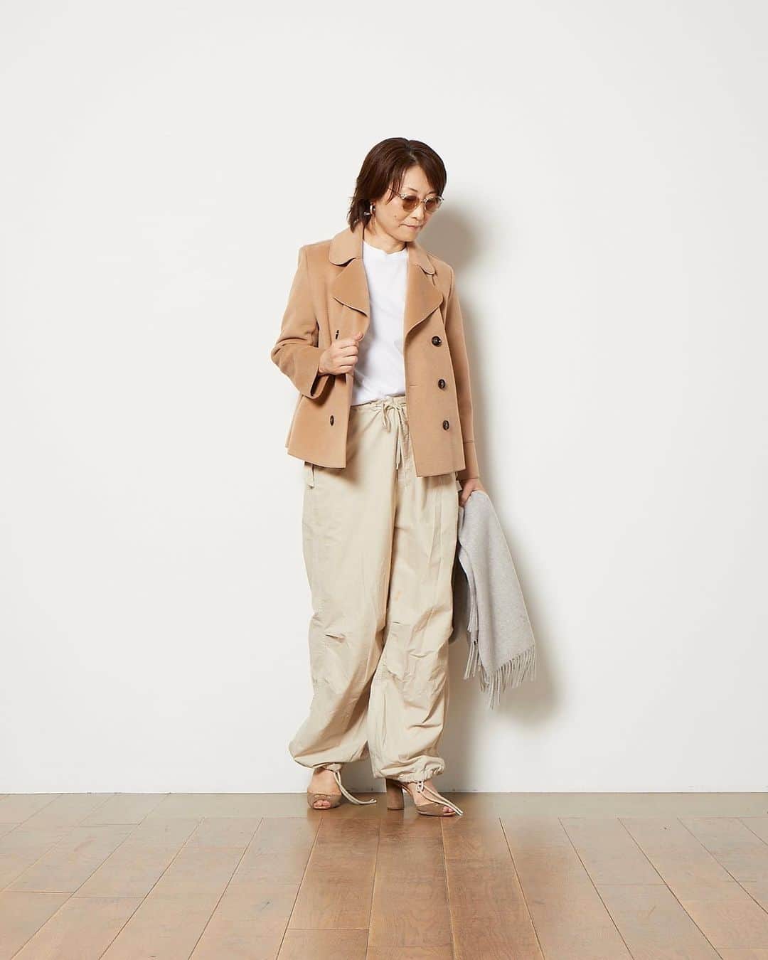 doclasse_styleのインスタグラム：「📷STAFF SNAP  スイッチシーズンこそSHOP STAFFのリアルなスタイリングを是非参考に。  @doclasse_store では入荷アイテムからリアルなスタイリングまでお知らせしております。  オンラインストアでもSHOPの在庫が確認できるようになりました！  ✔️オンラインストア　商品ページ　 【店舗在庫を見る】　からご覧いただけます。  気になるアイテムの入荷をチェックして、お店に遊びにいらしてください。  #doclasse  #ドゥクラッセ #50代コーディネート #50代コーデ #ファッションコーデ #レディースファッション #パーソナルカラー #カラーコーデ #40代ファッション#40代ファッション #40代コーデ #40代コーディネート #秋冬コーデ #秋冬ファッション」