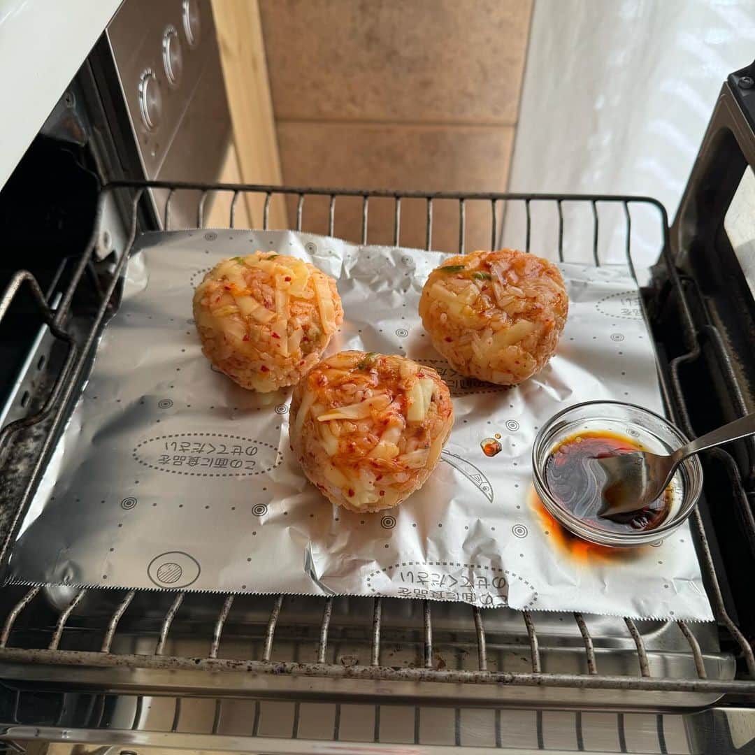 Tesshiさんのインスタグラム写真 - (TesshiInstagram)「キムチとチーズの焼きおにぎり Grilled Onigiri with kimchi and cheese #ごちそうおにぎり #yummy #homemade #healthy #onigiri #kimchi #cheese #おいしい #焼きおにぎり #おにぎり #おむすび #キムチ #チーズ #マカロニメイト #フーディーテーブル #手作り  たれ→しょうゆ、みりん、ごま油 ご飯、ごま、キムチ、チーズ チーズは真ん中にも埋める Sauce… soy sauce, mirin, sesame oil Gohan, sesame, kimchi, cheese Put more cheese in the center of the Gohan  生活に忙殺されて出遅れながらも謹んで #OnigiriAction @tablefor2_official  #新米 @yukitsubakiofficial」10月17日 21時57分 - tmytsm
