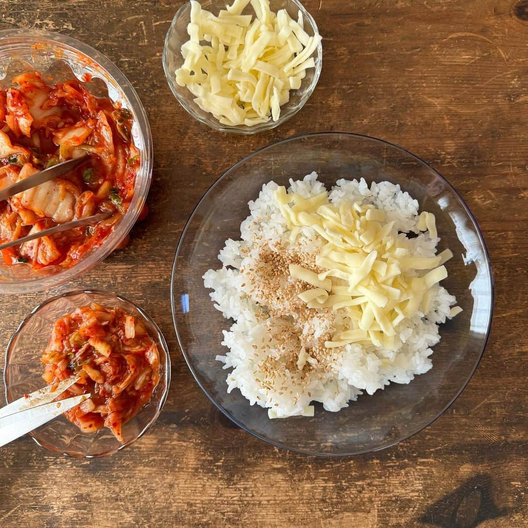 Tesshiさんのインスタグラム写真 - (TesshiInstagram)「キムチとチーズの焼きおにぎり Grilled Onigiri with kimchi and cheese #ごちそうおにぎり #yummy #homemade #healthy #onigiri #kimchi #cheese #おいしい #焼きおにぎり #おにぎり #おむすび #キムチ #チーズ #マカロニメイト #フーディーテーブル #手作り  たれ→しょうゆ、みりん、ごま油 ご飯、ごま、キムチ、チーズ チーズは真ん中にも埋める Sauce… soy sauce, mirin, sesame oil Gohan, sesame, kimchi, cheese Put more cheese in the center of the Gohan  生活に忙殺されて出遅れながらも謹んで #OnigiriAction @tablefor2_official  #新米 @yukitsubakiofficial」10月17日 21時57分 - tmytsm