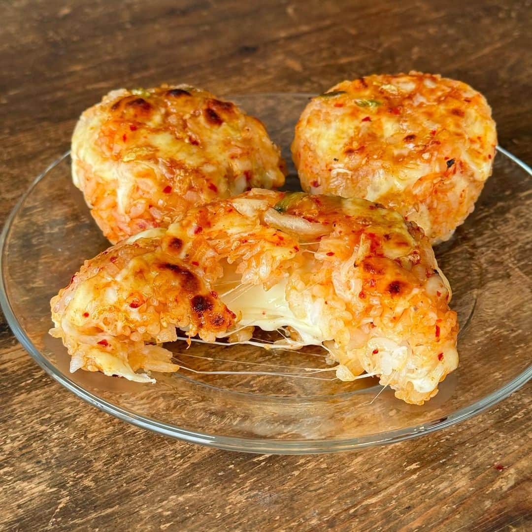 のインスタグラム：「キムチとチーズの焼きおにぎり Grilled Onigiri with kimchi and cheese #ごちそうおにぎり #yummy #homemade #healthy #onigiri #kimchi #cheese #おいしい #焼きおにぎり #おにぎり #おむすび #キムチ #チーズ #マカロニメイト #フーディーテーブル #手作り  たれ→しょうゆ、みりん、ごま油 ご飯、ごま、キムチ、チーズ チーズは真ん中にも埋める Sauce… soy sauce, mirin, sesame oil Gohan, sesame, kimchi, cheese Put more cheese in the center of the Gohan  生活に忙殺されて出遅れながらも謹んで #OnigiriAction @tablefor2_official  #新米 @yukitsubakiofficial」