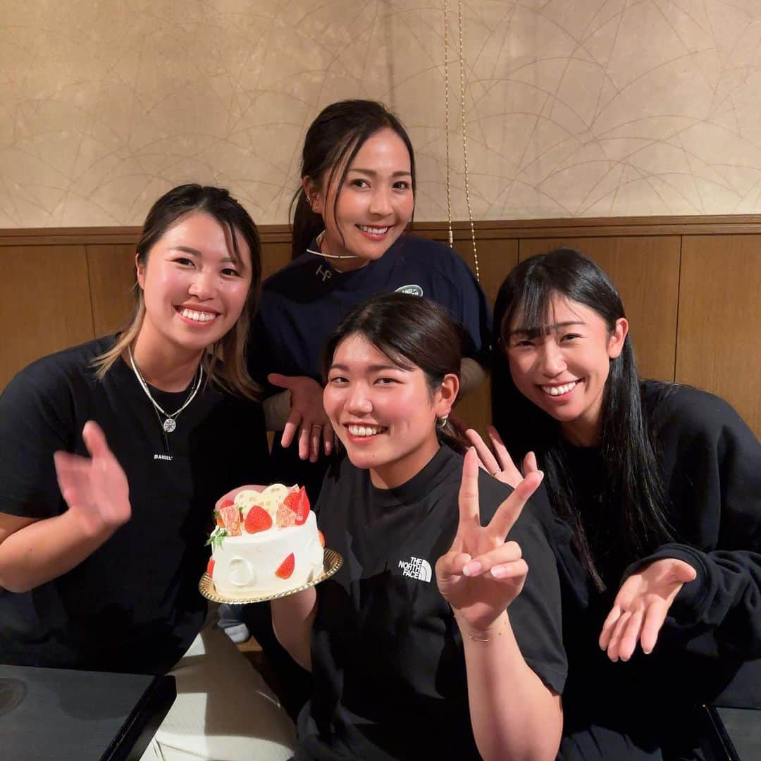 青木瀬令奈のインスタグラム：「. 瀬令奈x菜々 菜々子x心那 でそれぞれご飯を食べる予定が ここなっつにサプライズでジョイントして みんなでここなっつのお祝い会をしました😘💙 . #優勝祝い  #ここなっつおめでとう　 #🥥  #菅沼菜々  @nanasuganuma_official  #上野菜々子  @nnk_golf  #櫻井心那  @skr_coconut  #青木瀬令奈　 @serenaaoki_official   . 普段はゴルフ以外の話をすることが あまりないので みんなの素顔を知れたり 女子トークしたり 楽しい時間でした🫶 . 個人スポーツだけど 自分の優勝を喜んでくれたり お互いの優勝を祝える仲間がいるって 素敵な関係ですよね🥹🫶 . そんな仲間たちに感謝です🫶🫶 . #jlpga  #lpga  #golf  #ゴルフ　 #女子ゴルフ」