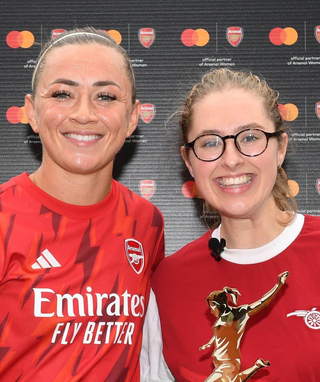 Arsenal Ladiesのインスタグラム：「Congratulations @katie_mccabe11 on winning the 22-23 Player of the Season award, presented by Mastercard cardholder Alice!   Your remarkable performances, hard work and dedication to The Arsenal have made you a fan favourite ❤️   #priceless #arsenalwfc #arsenalwomen #womeninsport #wearethearsenal #katiemccabe」