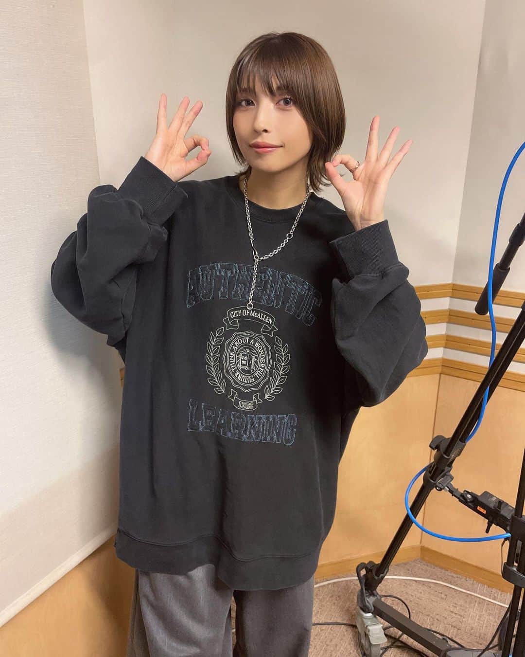上杉真央のインスタグラム：「「なすお☆のTHE CATCH」にゲスト出演させていただきました〜！  なすお☆ちゃんはスウェット？トレーナー？着てそうなイメージだったので 何故かわたしも勝手に合わせてみた次第です（笑）  #fripSide #上杉真央」