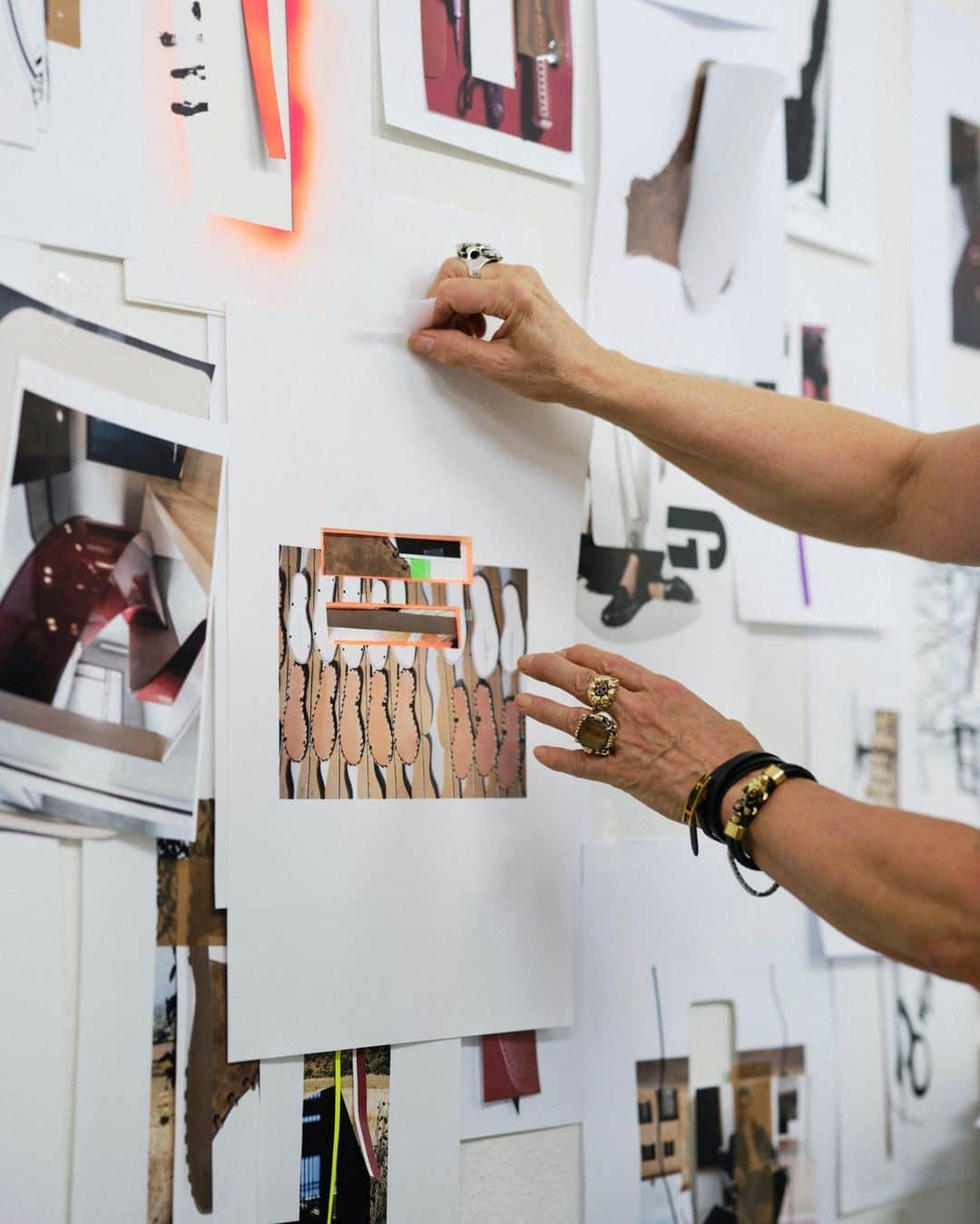 トッズのインスタグラム：「The hand creates objects, icons, and masterpieces. The artist @baumannmonique shows a behind-the-scenes moment of her personal interpretation of the iconic Tod’s W.G.  Collages and Set Design: @baumannmonique Photo: @valentin_hennequin  #Tods #TodsFW23 #TodsWG」