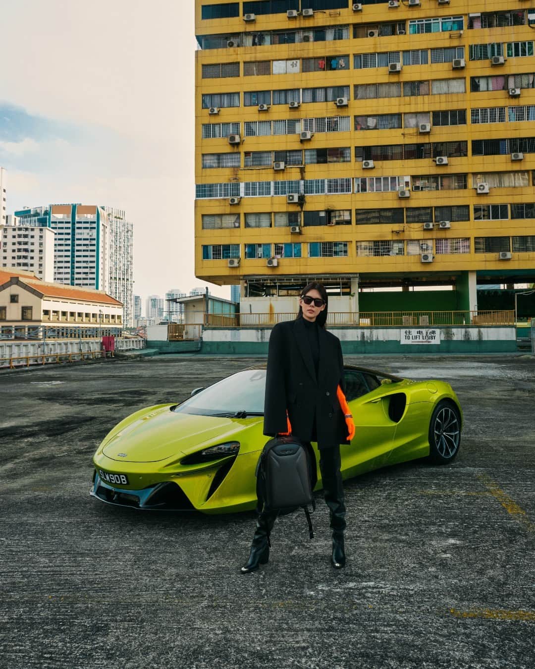 トゥミのインスタグラム：「Precision. Performance. Efficiency. A triad of elements that breed excellence when joined together in harmony– a status few ever reach. For the second installment of The High Road series with @highsnobiety @McLaren and @McLarenAuto, we meet up with Singaporean actress @carriewst & TUMI ambassador and McLaren F1 driver @landonorris to showcase pieces from our innovative TUMI | McLaren collection.  Tap the link in bio to shop the collection.  Check back at 3PM ET for the full High Road video in Singapore.   Director: @Autrefish Photographer: @Stefankhoo」