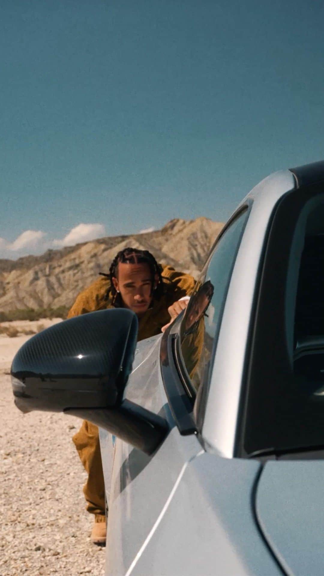 ルイス・ハミルトンのインスタグラム：「When two legends meet, it’s time to hold onto your seats. @lewishamilton kicks off the #RoarToVegas 🔥   SO THRILLING. SO AMG.  #MercedesAMG #AMG #AMGThrill #SOAMG」