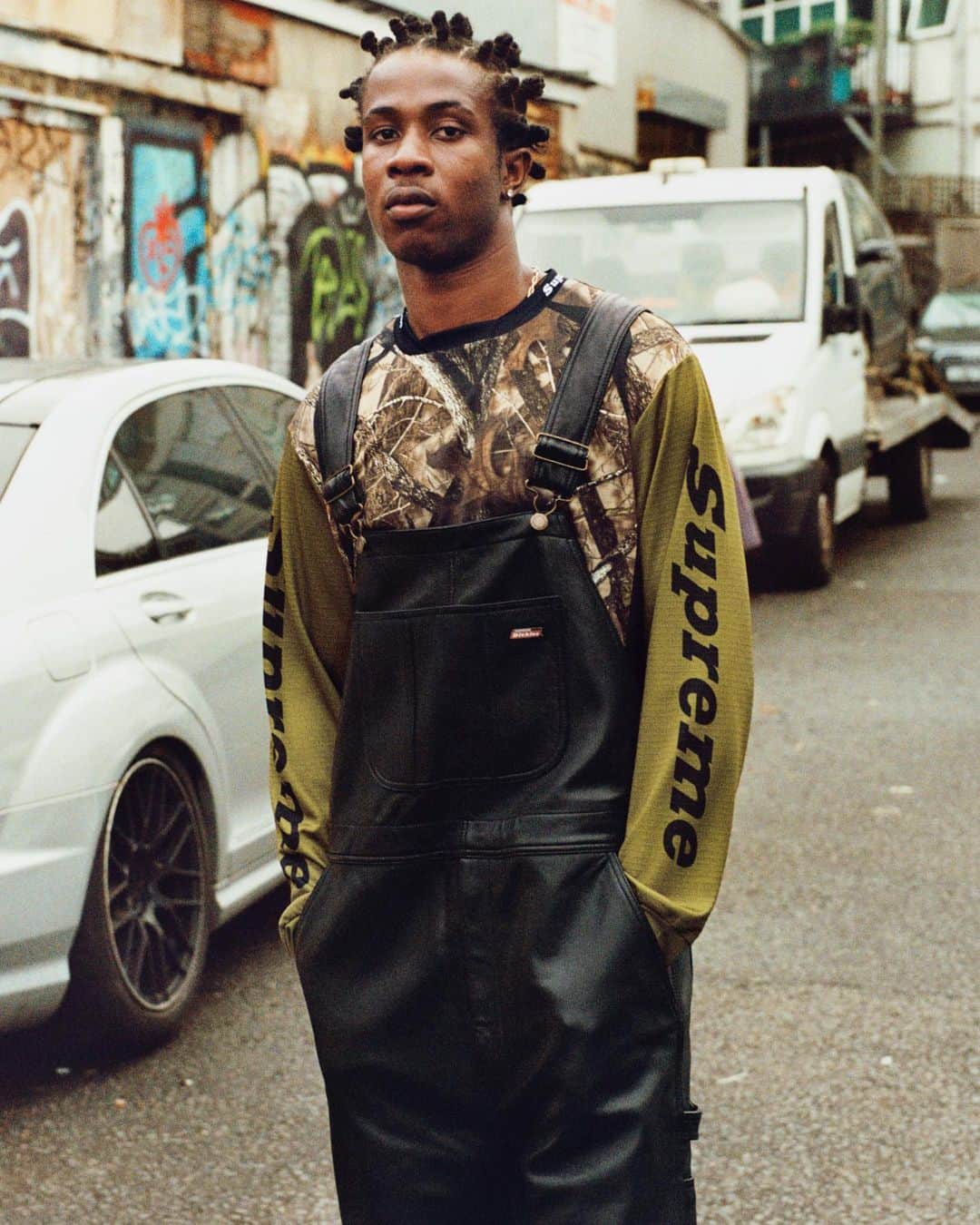シュプリームのインスタグラム：「Supreme®/Dickies®. 10/19/2023  Supreme has worked with Dickies® on a new collection for Fall 2023. The collection consists of a Leather Work Vest, Bomber Jacket, L/S Shirt, Jersey, Leather Overalls, Jean and Beanie.   Available October 19th.  Available in Japan and Seoul October 21st.」