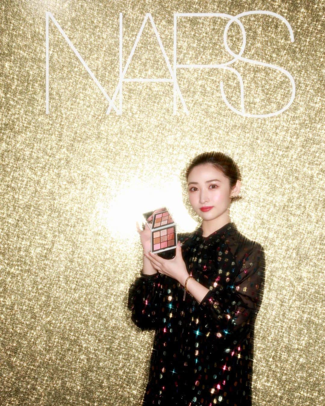 のぼりもえのインスタグラム：「NARS HOLIDAY COLLECTION🎄SPARK THE PARTY🥂  ☑︎使用していただいたコスメ  ・エンドレスナイツ アイシャドーパレット ホリデー限定のゴールドグリッターのパッケージ⭐️キラッキラでまさにホリデーコスメど真ん中の煌めき🥹  ・オールザットグリターズ ライトリフレクティング チークパレット 透明感と光沢感が美しいライトリフレクティング™処方のブラッシュの6色セットのホリデー限定パレット✨  10月27日発売です🙆‍♀️  ご招待いただきありがとうございました⭐️  #NARS#ホリデーコレクション#クリスマスコフレ#コスメ紹介#コスメレポ#コスメレビュー#新作コスメ#メイク動画#メイク方法」