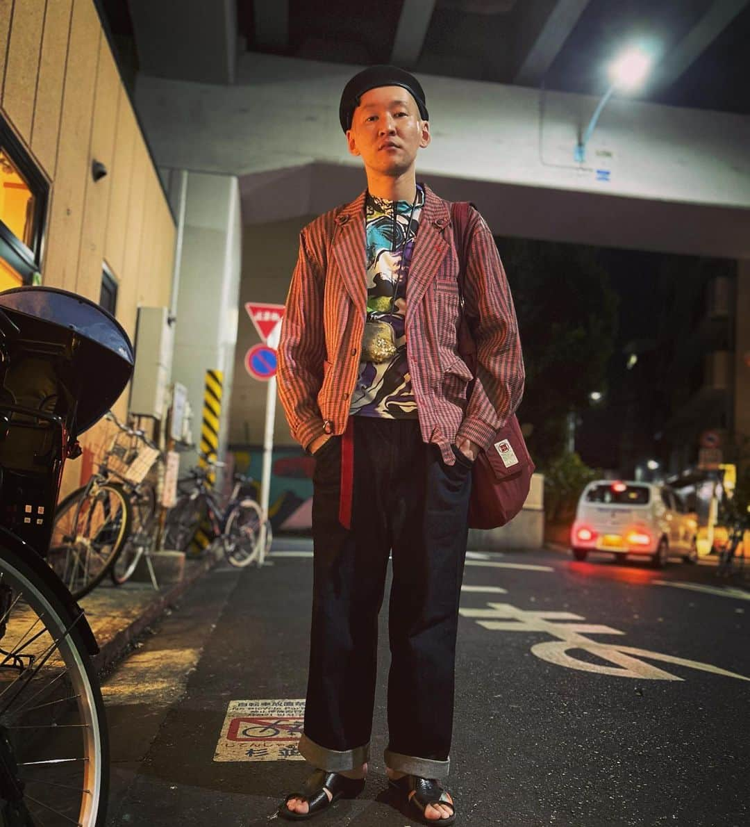 市川刺身さんのインスタグラム写真 - (市川刺身Instagram)「今日の服装。 幕張でライブの日。  温度的にもうギリギリきれなくなりそうなサイクリングシャツに先日ハラノムシで購入したイカしたジャケット。 UNIQLOのデニム。 福生で購入した帽子に黒の便所サンダルに金のがま口とyorozuのバッグ。  幕張で昼ネタとエモーショナルコント。 今回のエモーショナルコント非常に面白かったです。 配信あるので是非。 高円寺帰ってきてやよい軒の隣で撮りました。 やよい軒ありがとう。  #今日着た服 #ファッション #古着 #幕張 #高円寺 #やよい軒」10月17日 22時02分 - soitsudoitsu