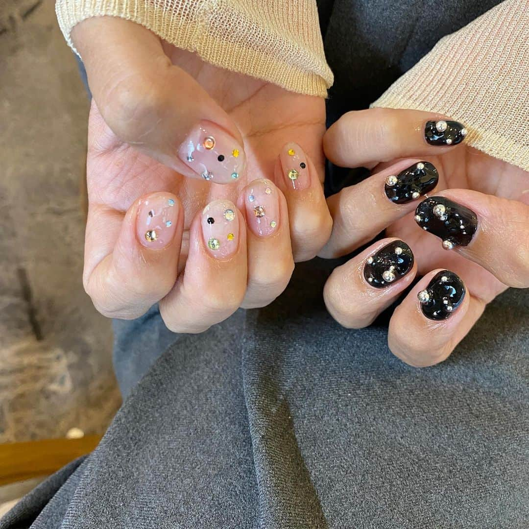 知念美加子のインスタグラム：「New nail 🖤  つぶつぶブームなのかな？笑 秋着たいグレー、ベージュに合うようにした💎  @atelier_chinen_kakkokari   #アトリエねいる #那覇ネイルサロン #沖縄ネイルサロン #ちねんねいる」