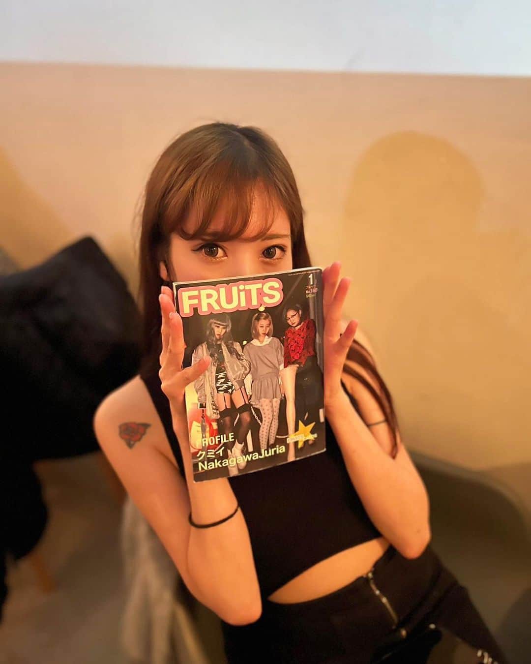中川ジュリアのインスタグラム：「友達のお店で懐かしいの見せてもらった🤣　17歳か〜」