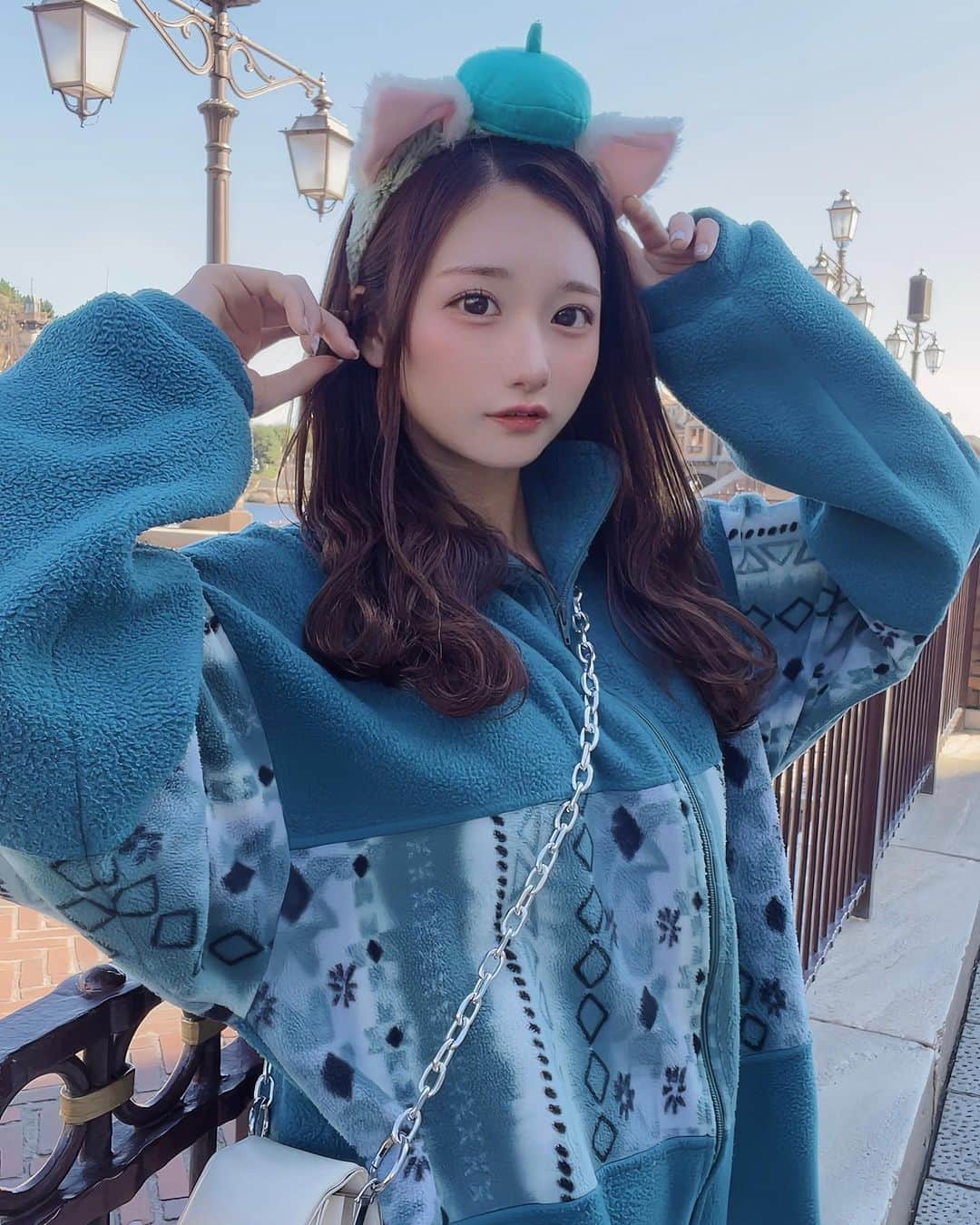 夢実あすかのインスタグラム：「ディズニーいってきたよ🫧🏰🐭 ．  ． センターオブジアースこわすぎたむり(T^T)⛰️ ．  また写真載せるまってて♡  ．  ．  ．  ．  ．  ． #japaneseidol #japanesegirl #idol #instagood #instalike #selca #followforfollowback #selfie #today #ootd #dailylook #instafashion #followme #秋コーデ #makeup #今日のコーデ  #アイドル  #ジェラトーニコーデ #ディズニーシー #ラフコーデ #ゆる巻き #古着女子 #デコ出し #ディズニーコーデ #いいね返し #自撮り #自撮り女子 #自撮り界隈 #推してください #ディズニー」