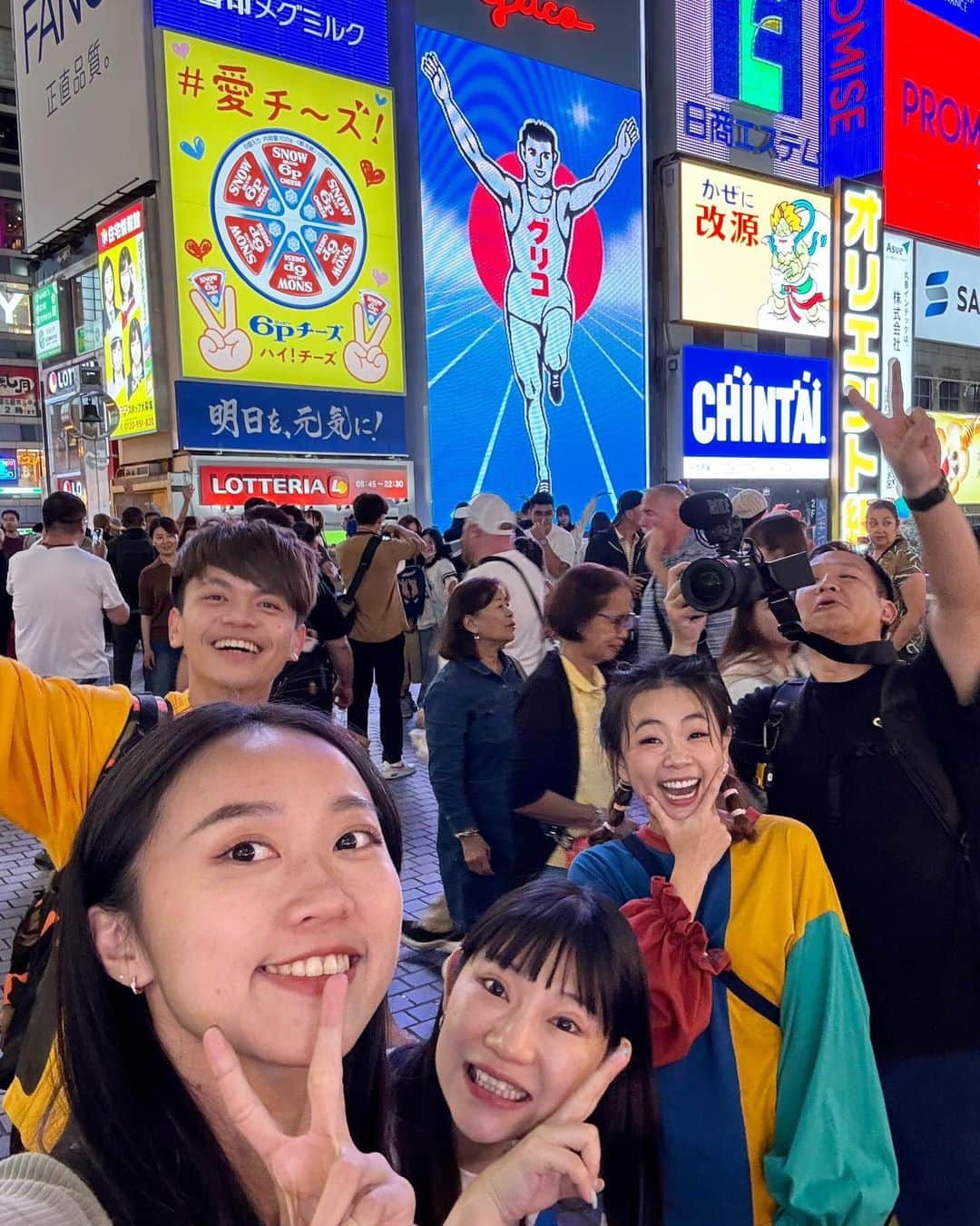 蔡阿嘎さんのインスタグラム写真 - (蔡阿嘎Instagram)「每次來大阪、每次必拍的流俗景點固力果！沒來踩個點就等於沒來大阪啊，遇到超多台灣來的鄉親，直接原地辦起小型見面會了～🤣🤣🤣」10月17日 22時06分 - yga0721