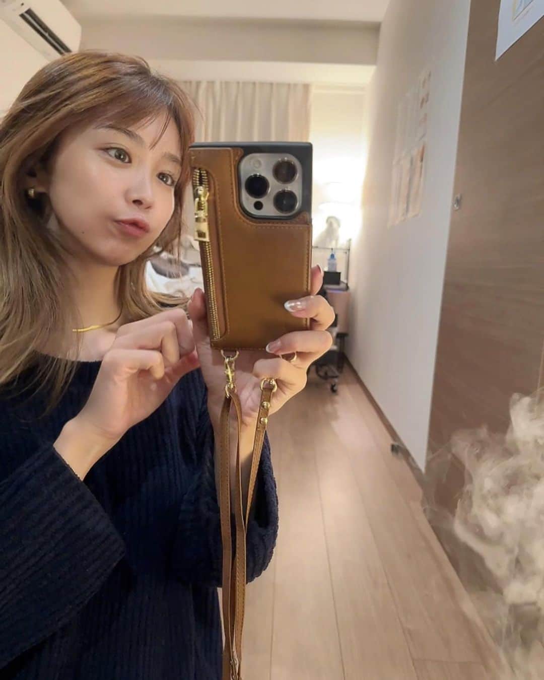 三宿菜々のインスタグラム：「ひっさしぶりにメンテナンス行けました🫶🏻 んもーお肌が乾燥しまくりパサパサで勘弁してくださいってゆってたので @la_cachette.azabu へ駆け込み。  お肌の状態を見ていただき、お任せです🥚 光フェイシャルW shot×アンストレス乳酸ピーリング コース🧖🏻‍♀️  くすみを改善しコラーゲンエラスチンを増やしてアンストレスでしっかりとお肌に必要な水分・美容成分をチャージしてくださったそうです🥚 生き返りました〜、、！いつもありがとうございます！ #メニュー見てたらなんか見たことある顔が #よーく見たら自分だった #なんか腹立つ顔してるな #それぞれの施術のチラ見はswipeしてね」