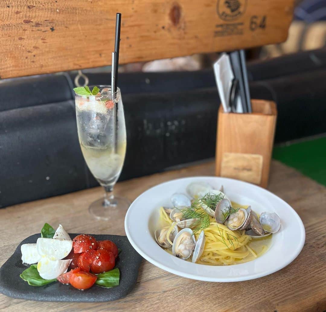 宮坂杏さんのインスタグラム写真 - (宮坂杏Instagram)「最近お気に入りのおしゃカフェ！ 『and people』 パスタ屋さん探してばったり出会ったけど 内装おしゃんてぃ〜〜〜すぎて感動したの！ 窓側ソファ席、だいぶ深いとこまで包んでくれちゃうから あれはディナーで行ったら寝ますね。 料理もおしゃれでリーズナブルなのに美味しい。。。 ジンジャーエール辛口苦手なのにここの、旨。。。 色んなカプレーゼを食べてきたがここのモッツァレラ、旨。。。  #おしゃれカフェ #カフェ巡り #渋谷カフェ #渋谷グルメ #パスタランチ #パスタ好き #カプレーゼ #andpeople #cafe」10月17日 22時10分 - miyacii.kaeru