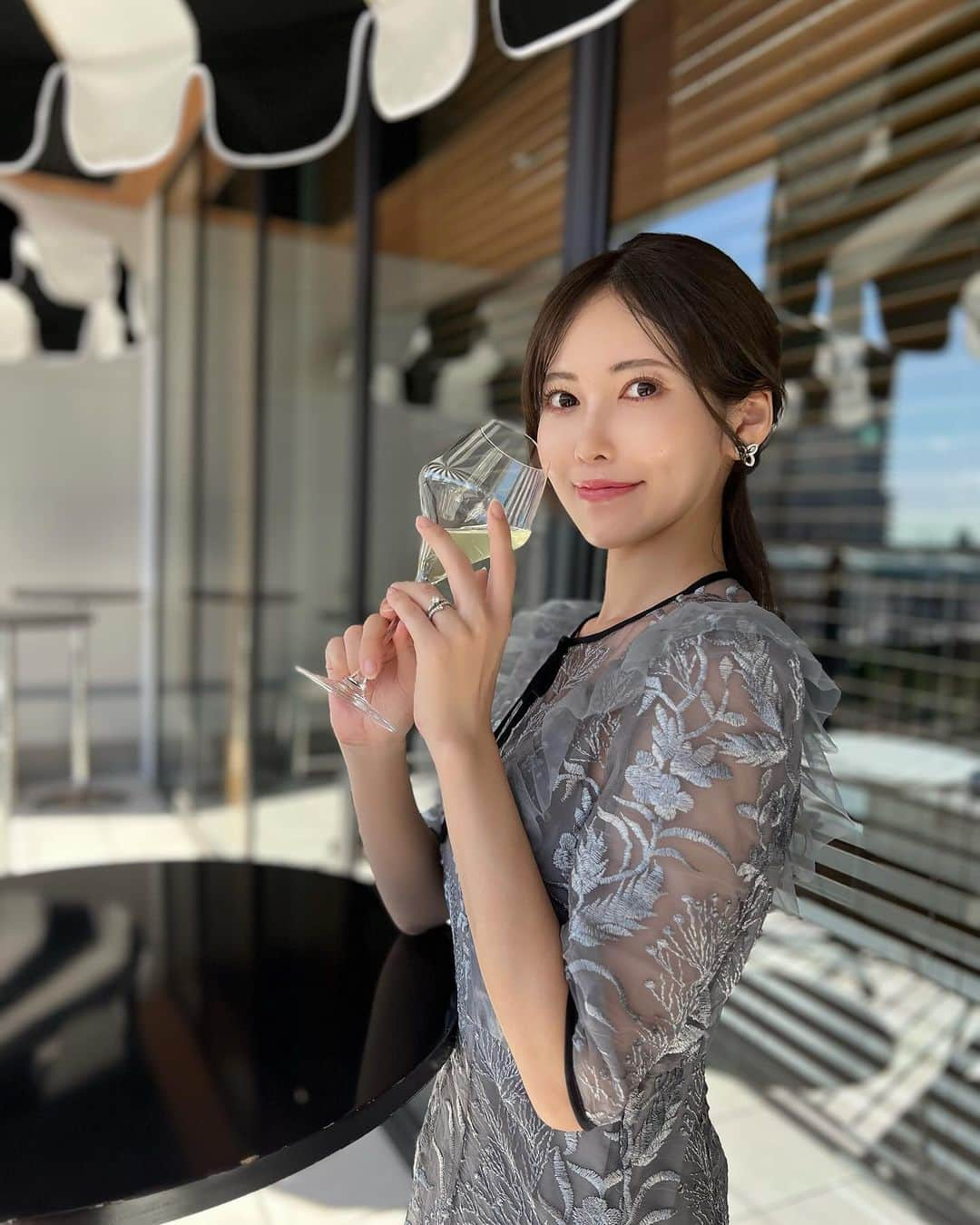 清水愛美さんのインスタグラム写真 - (清水愛美Instagram)「テラスが気持ちいい季節💕  #結婚式 #weddingparty  #お呼ばれコーデ  #お呼ばれドレス  #leja」10月17日 22時11分 - manami_s0902