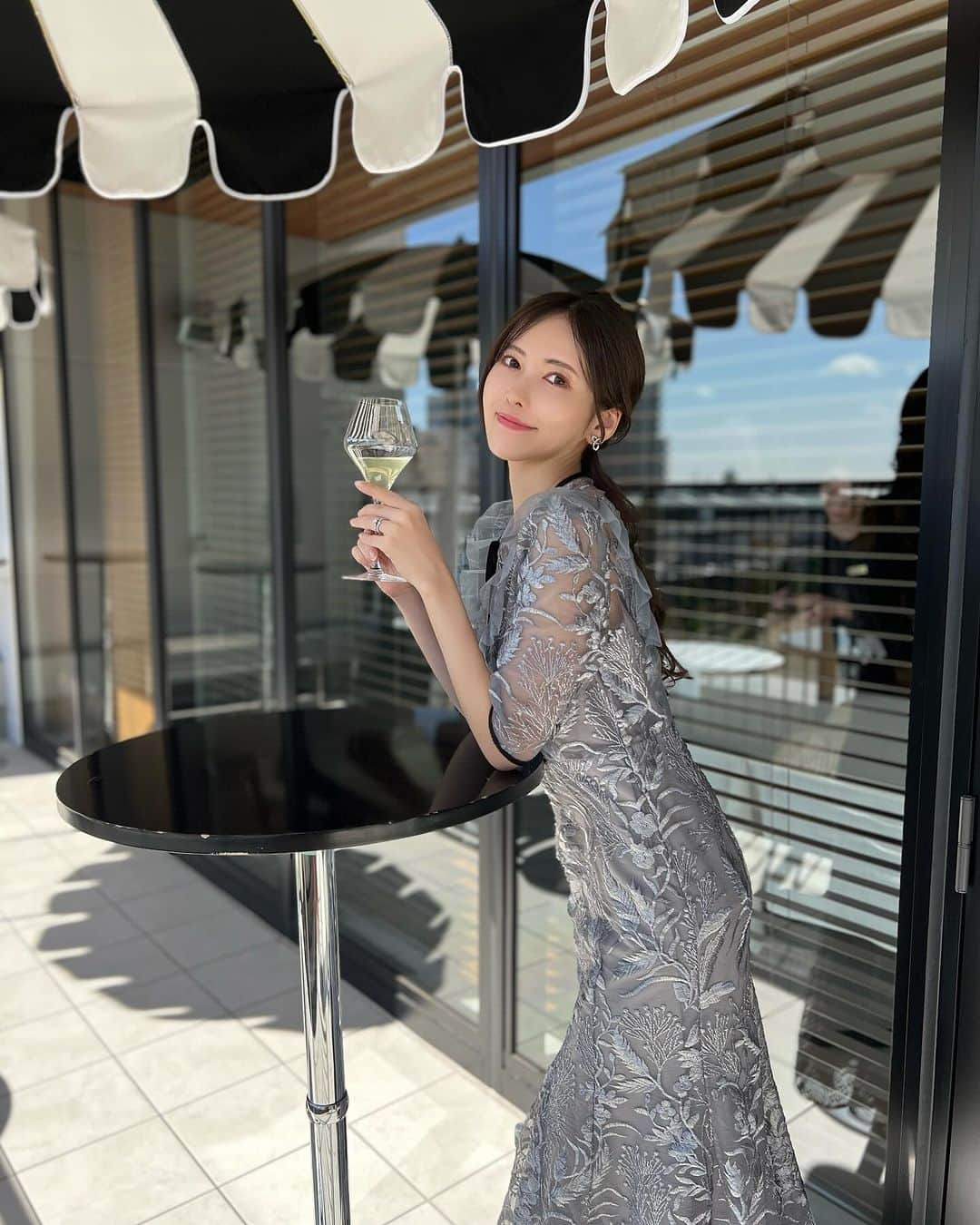 清水愛美さんのインスタグラム写真 - (清水愛美Instagram)「テラスが気持ちいい季節💕  #結婚式 #weddingparty  #お呼ばれコーデ  #お呼ばれドレス  #leja」10月17日 22時11分 - manami_s0902