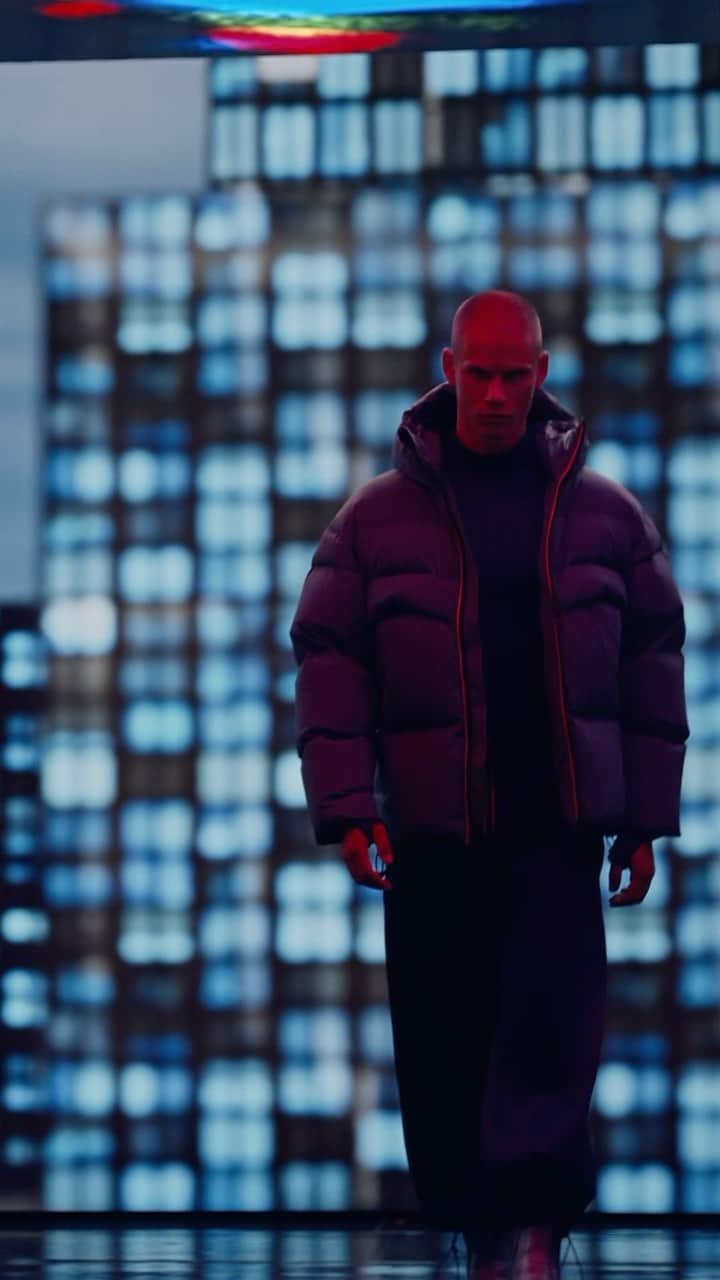ケイウェイのインスタグラム：「Experience the R&D Collection created by interplay of materials, reinventing classics and adding a tactile quality to volumes. Every detail tells a captivating story. From the Clauden 2.1 Amiable Thermo Heavy jacket to the Baggy Plisse pants.   Discover more on www.k-way.com            #MadeToBeSpecial #KWAY」