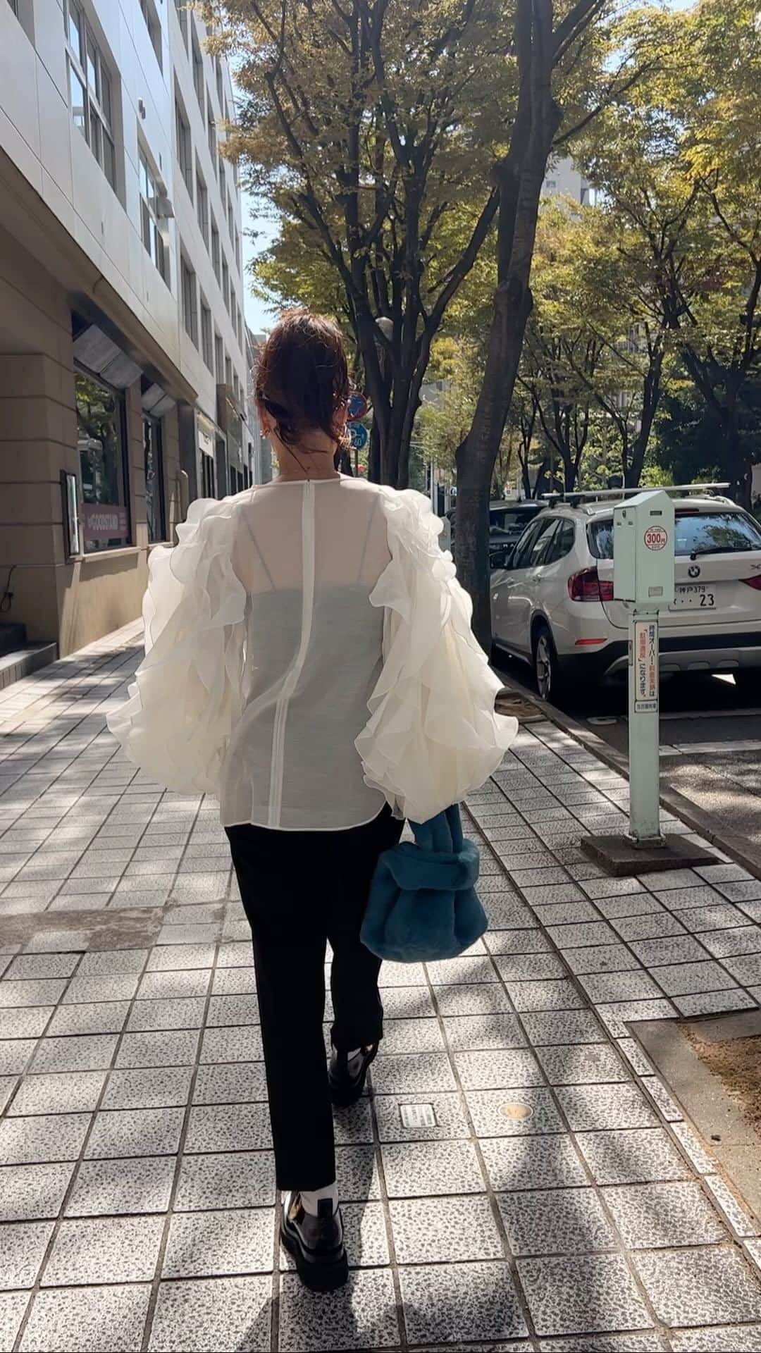 ayu kagawaのインスタグラム：「スペシャルなブラウス🫶 動画も撮ってもらったからリールにもしてみた🌼 ブルーもネイビーも可愛いんだな🫠  アウトしてもインしても🙆‍♀️  テーパードパンツでもワイドパンツでも🙆‍♀️  裏起毛パンツも全3色！ どの色もベーシックで間違えなく使える色ばかりです🫶  ✔︎どちらもPOP UP先行で予約販売します🌼」