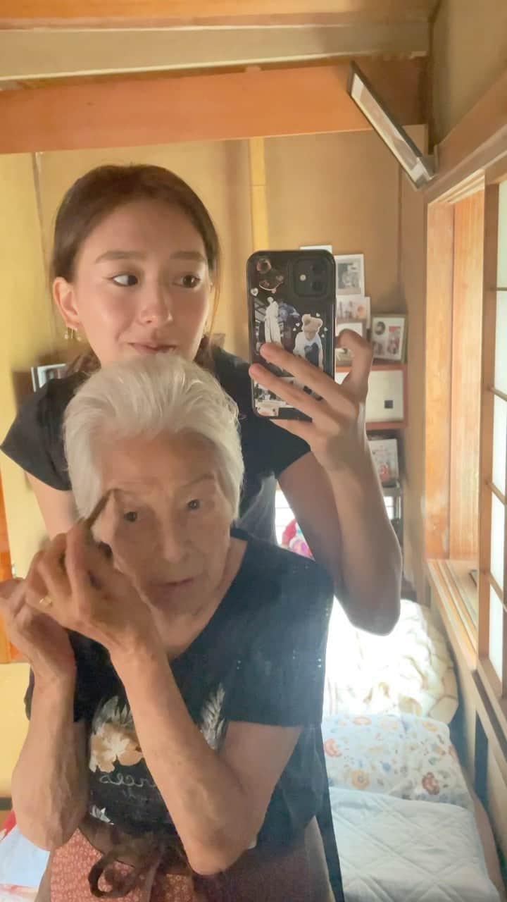 フェン・シャーニィーのインスタグラム：「my Baachan’s morning routine 🎀 Every time I go back to Australia, it’s my duty to buy and bring her back lots of Aldi butter and many cans of liver paste :)))」