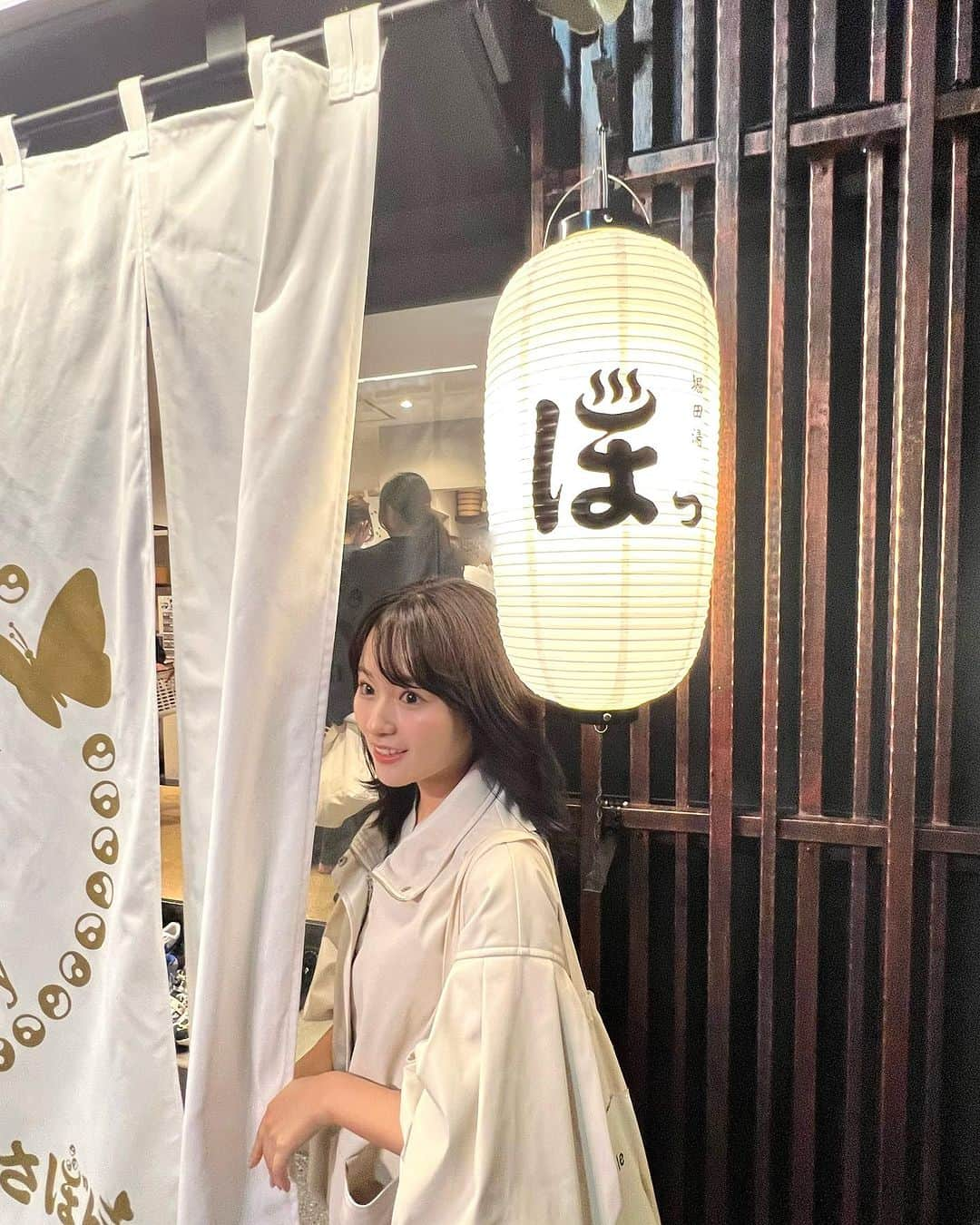 奥原ゆきののインスタグラム：「こんばんは🌛 今週まだ2日間しか経っていないことが信じられない奥原です。今週はまだまだ長いです‥（遠い目） . でも先週末久しぶりにサウナに行って来たので乗り切れる気がする‥！🔥 メンバーが「とても整うサウナ」とオススメしてたので楽しみに行ったら、たまたまSABONコラボをしていたので激混み！ . サウナを語れるほどではないですが、今までで1番整った気がします。 SABONのバスアイテムが温泉内に置かれていたので、大好きなホワイトジャスミンの良い香りに包まれて帰りました〜  あ、でもラーメンを食べて帰ったので、結局家に着く頃は香りが上書きされていた気もします😀 夜、無性にラーメン食べたくなっちゃうのなんでだろう〜ƪ(˘⌣˘)ʃ  #サウナ #sabon」