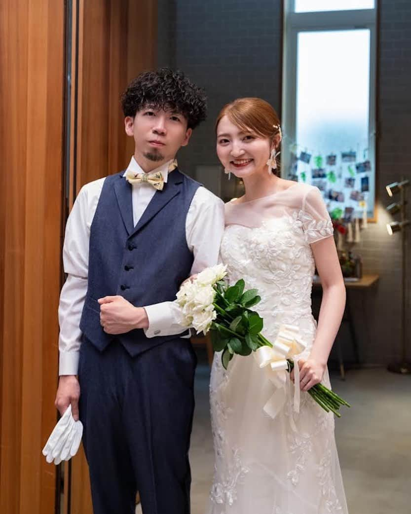 JUNO TENJINさんのインスタグラム写真 - (JUNO TENJINInstagram)「Real Wedding  weekendhouseにて 挙式を挙げられたお客様より 素敵なお写真が届きました🕊️  自然光あふれるチャペルに ドレスの繊細な刺繍と美しいシルエットが活きる ご新婦様の運命の一着  アットホームな雰囲気の会場と リーフモチーフのドレスに合わせて デニムのタキシードを選ばれたご新郎様  唯一無二のスタイルを楽しんでいただける空間に ぴったりのお二人のコーディネートが 魅力の一枚となりました🕊️  #junowedding  #juno  #wedding  #weddingdress #realwedding #ジュノ #インポートドレス福岡　 #ジュノウェディング  #ウェディングドレス #カラードレス  #ウェディングドレス迷子  #カラードレス迷子　 #ドレス試着  #運命のドレス探し  #プレ花嫁  #九州花嫁  #九州プレ花嫁  #福岡花嫁  #福岡プレ花嫁  #2023秋婚  #2023冬婚  #2024春婚  #junoの前撮り  #juno天神本店」10月17日 22時19分 - juno_tenjin