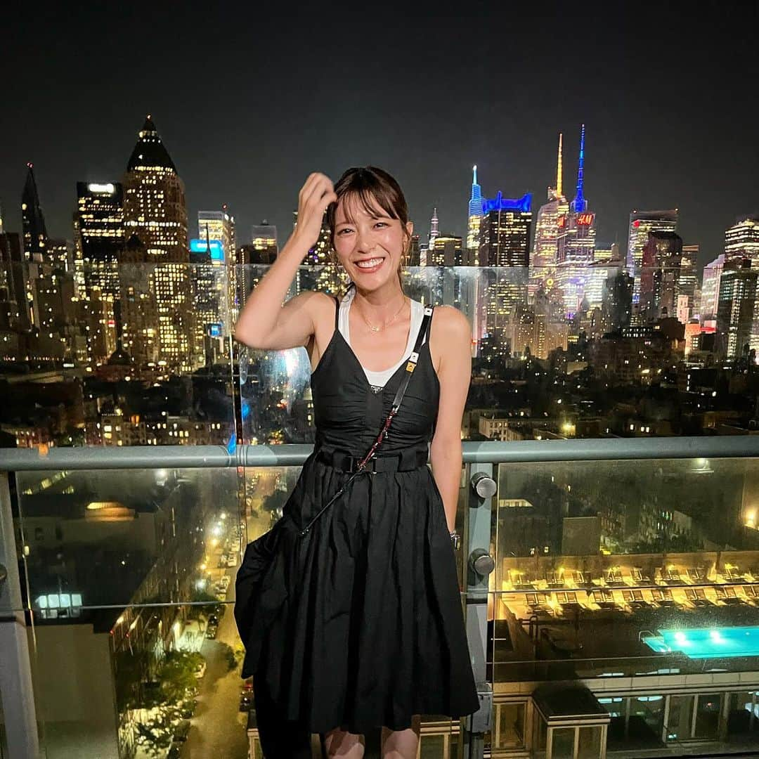 三谷紬のインスタグラム：「🌃💛 これが夏休み投稿ラスト！ この旅を共にしてくれた親友たちに感謝🥲 とにかく毎日が楽しくてたくさん笑わせてくれて 私にとってかけがえのない存在だ！と改めて確信した。 3人といると全てが どうでもよくなる瞬間があって そういう友達がいる自分が幸せだなと思えました。 早くまた旅に出たいね。 1人はニューヨークに駐在中のため またすぐにニューヨークに飛べるように お金を貯めようと思います笑 これまでしつこくアメリカ投稿してきて、 それにお付き合い頂いた皆さんも ありがとうございました😭 （４枚目の写真、大好きすぎて私の今の待ち受けです） * #newyork#ny#ニューヨーク#大切#で#大好きな人#親友#ありがとう#bestfriends#感謝#夏休み#大好き#ニューヨーク旅行#また行く#マンハッタン#manhattan#夜景#🌃#テレビ朝日#アナウンサー#三谷紬」