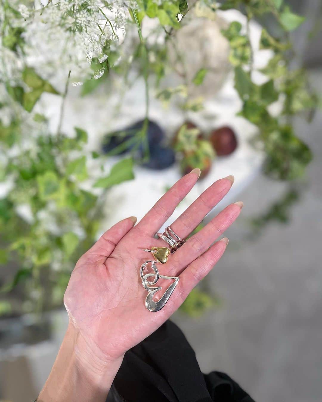 のインスタグラム：「Mood❤︎ ・ ・ ・  アシンメトリーが可愛いーーー❤︎♥︎  また ハート笑  ・ ・ ・ @loni_jewelry_ #loni_jewelry」