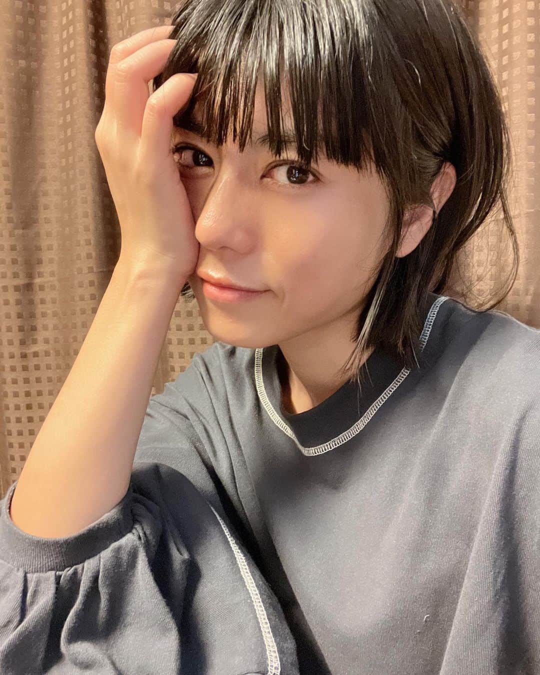 のインスタグラム：「年中ではありますが・・・この季節は特に眠いね🥱 勝手に季節のせいにする（笑） 　 「趣味：睡眠」と言えるほど寝るのが大好きなので、イヤというほど寝たい。 　 それなら早く寝ればいいのに、動画見ちゃったりして夜更かししてしまう・・・ 寝る前ってのがまた至福の時間で、あとは寝るだけ！の時にすぐ寝るのもなんか勿体なくなっちゃうんよね～。 　 ただのダメ人間ですな🤣」
