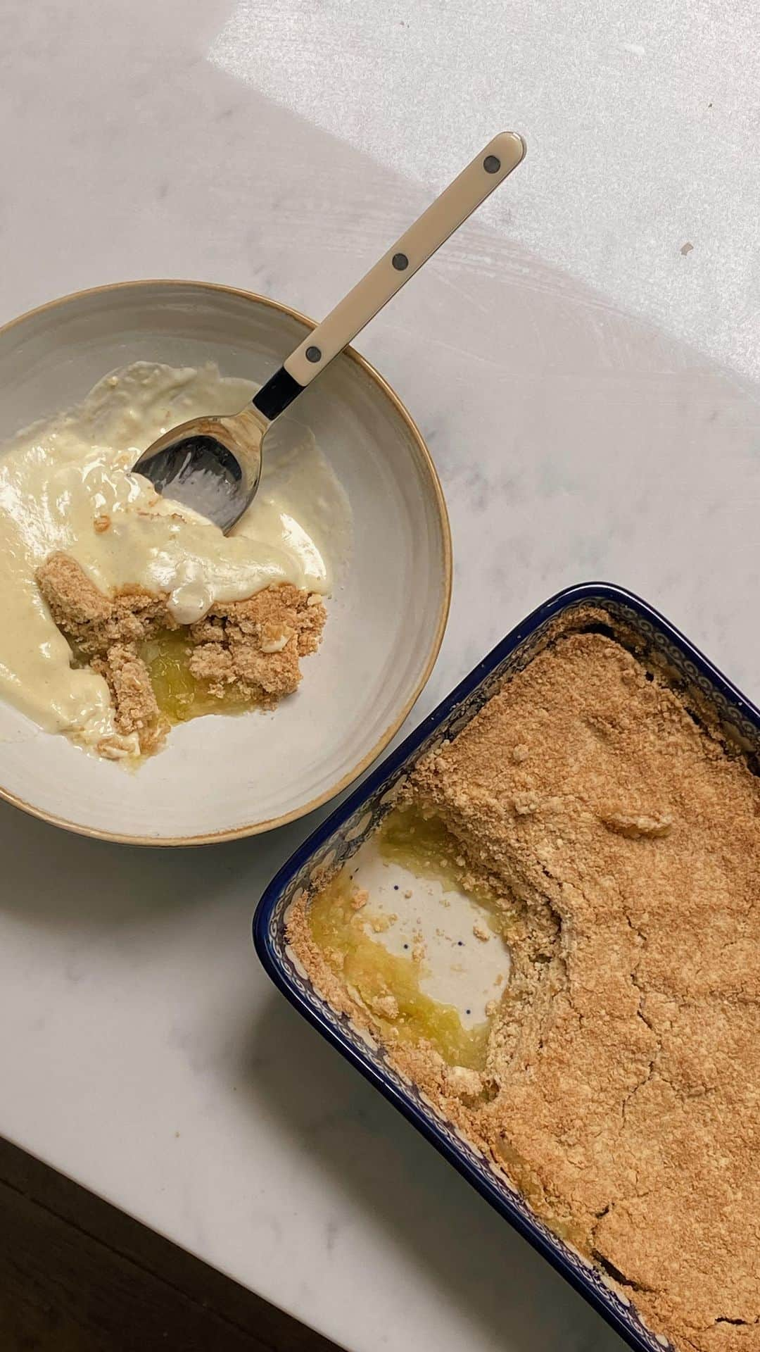 タニヤ・バーのインスタグラム：「Baking apple crumble and custard 🍏 🍂」