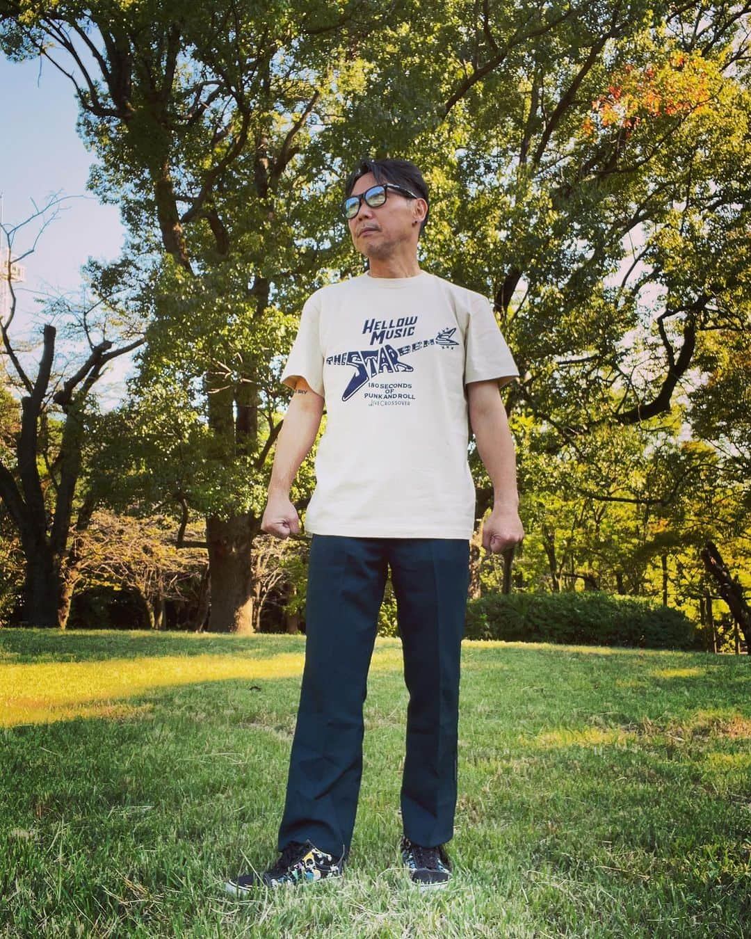 日高央のインスタグラム：「本日、貧血でブっ倒れる前に、今週末から発売のNew Teeの物撮りしてました(スタッフ不足ゆえ1人で三脚立ててえっちらおっちらやってたので疲れちゃったみたいです😅)！  今回は久々のギターLOGO！デザインは勿論沖縄のTee Shopサザンデリ・アグ〜(@southerndeliagoo )🐖のスーパーリップ👄✨  写真だと分かりにくいかもですが、いつもの白と黒のボディではなく、ベージュとスミ色のボディなので(United Athle)古着っぽいテイスト満載👚ナチュラルな色味はどんなボトムでも合わせやすいと思うのでオススメです🎶  サイズはM〜XXLまでで、1枚¥3,000で販売予定。在庫数あまりないので通販はせず、LIVE会場のみ販売予定なので…土曜日のガガフェス、火曜の西中島南方アコ、月曜の神戸にてお買い求めください✊  THE STARBEMS "Dimebag Tee" body : United Athle color : Sand Beige / Charcoal size : M, L, XL, XXL, price : 3,000yen(tax in)」