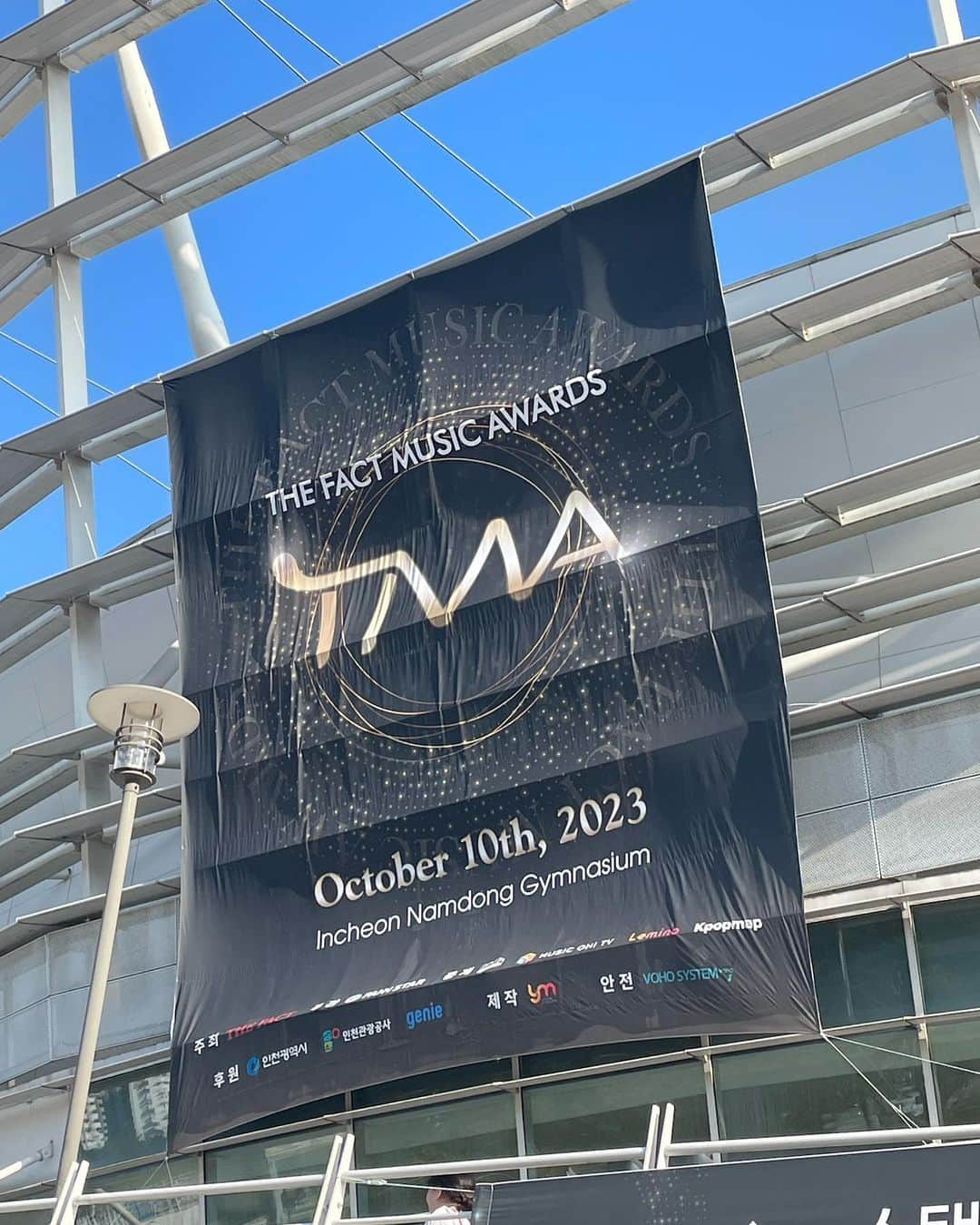 小日向しえのインスタグラム：「今回一番の目的はTMA👑  この目でしっかりと 大賞受賞を見届けてきました💎  ペンライトも持ってった！  とにかく何より 세븐틴 대상 축하드립니다. 👏🥹🏅🥹👏」