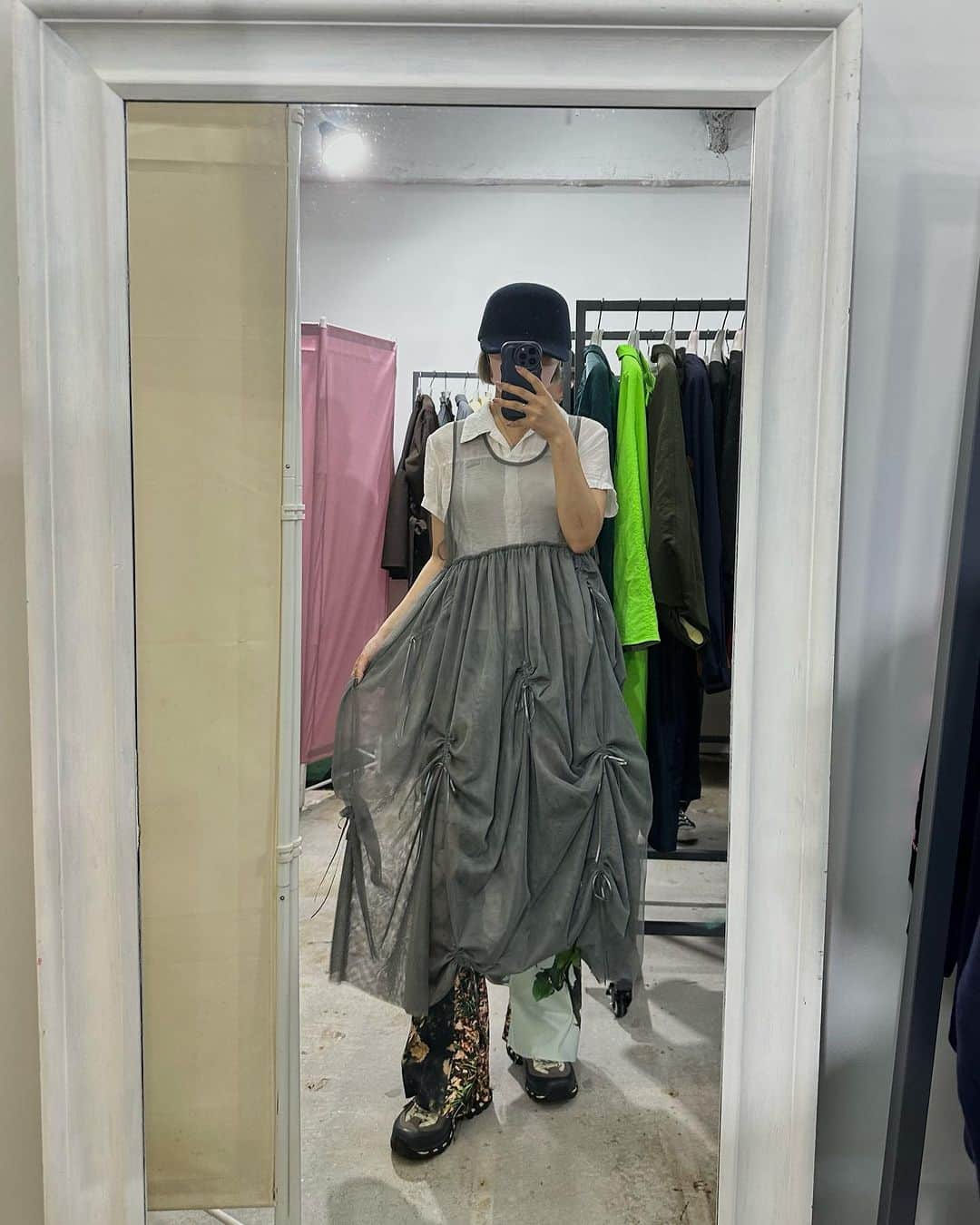 相羽瑠奈のインスタグラム：「日々が一瞬すぎてSNSが追いつかない… 写真はたくさんあるんです🥹載せそびれてた9月のことを…  この日は 下北へ月を見に行った🌚  そのあと、NON TOKYOの展示会へ。 1枚目の写真のワンピの下に履いているフォトプリントリブパンツをオーダー。可愛すぎた早く履きたい！💐  そして初めてハーブピーリングの施術をしてもらいました〜🌿ここ最近、毎日あごニキビが生まれるし毛穴もくすみも気になってて…  それぞれの肌に合った施術方法やホームケアまで提案してくれるし、スキンケアにあまり詳しくない私は助かりまくり。 ひなこちゃんありがとう！！もう既に2回目も行ってて、通ってます◎  少しでもよくなりますように〜！！  ハーブピーリングや乳酸菌ピーリング気になってる方はぜひひなこちゃんへ連絡してみてね！ひなこちゃんは私のお友達で、本当に面白くて優しい子です、だいすき 🫶 この間は施術中にツボに入ってしまって笑いが止まらなくて大変だった。笑 @unelimit_official @unelimit_hinako #pr」
