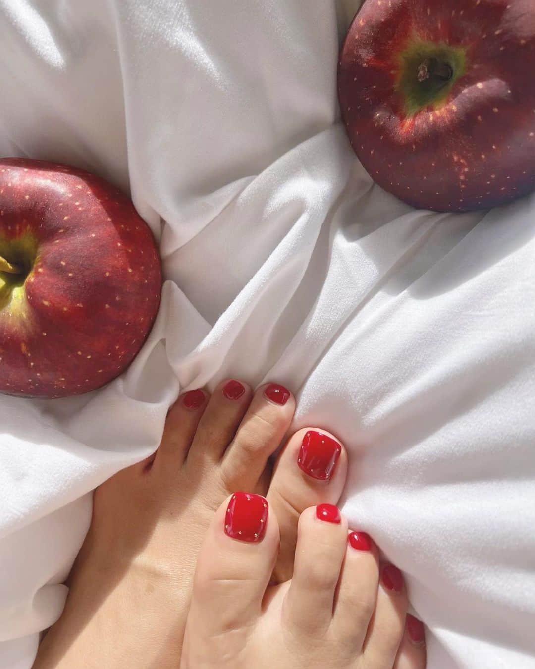 愛内みさのインスタグラム：「・ いつもありがとうあゆぴち🍎  𝐩𝐡𝐨𝐭𝐨 𝐛𝐲 @ayupichikitchen   足モデル🫶  ୨୧┈┈┈┈┈┈┈┈┈┈┈┈┈┈┈┈┈┈┈┈┈┈┈  中目黒駅から徒歩2分『chico nail』  【営業時間】  平日 10:30〜21:00 土日祝 11:00〜19:00  【ご予約・お問い合わせ】 ▫︎LINE @chiconail  〒153-0051 東京都目黒区上目黒2-13-6 神田屋ビル402   design account @chiconail_0331   ୨୧┈┈┈┈┈┈┈┈┈┈┈┈┈┈┈┈┈┈┈┈┈┈┈  chico nailはこんな方におすすめ  ▪︎個室のプライベート空間でネイルを楽しみたい  ▪︎丁寧なケアでもちのよいジェルネイルを  ▪︎上品と可愛いを両方とりいれたい  ▪︎淡いカラーがすき  ▪︎デザインやカラーを一緒に考えて欲しい、お任せしたい  ▪︎周りを気にせずお喋りしたい  ▪︎施術中は映画やドラマをみてゆっくり過ごしたい (Netflix、Amazon primeなど完備☺︎)  一人一人に寄り添って 丁寧に施術いたします☺️  持ち込みデザインは内容によって 料金と施術時間が変わります。 ご予約、ご相談はお気軽にLINEからお問い合わせください☺︎  ･─･･─･･─･･─･･─･･─･･─･─･･─･･─･─･･─･  #秋ネイル#フットネイル#きれいめネイル#上品ネイル#オフィスネイル#シンプルネイル#ちゅるんネイル#大人可愛い憧れネイル#中目黒ネイルサロンchiconail#チコネイル#中目黒ネイル#目黒ネイル#パラジェル#中目黒#目黒#プライベートサロン#大人コーデ#秋コーデ#ショートネイル#パラジェル登録サロン#ネイルブック#nailbook#네일스타그램#네일」