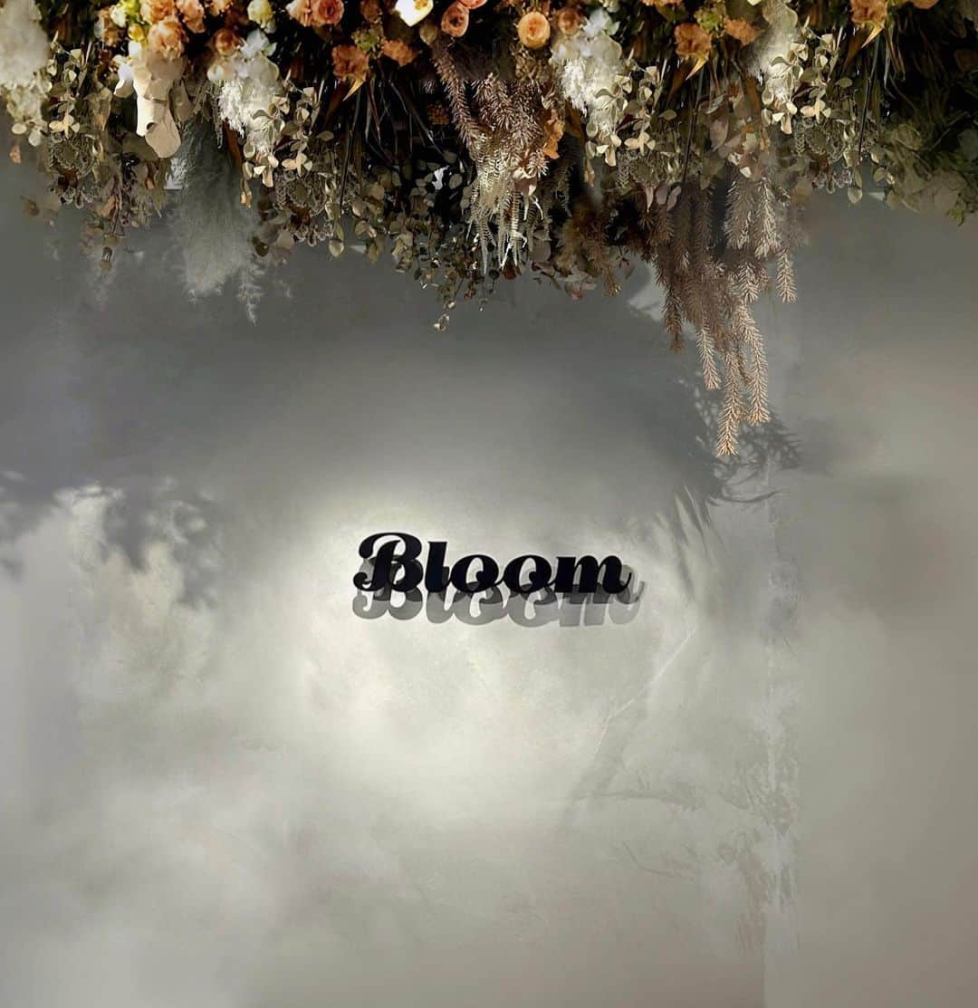 ひなこのインスタグラム：「お知らせ🩶📢  この度、@bloom_bydeicyでネイリストをさせていただくことになりました..🎀  昔から専門学校で美容などを学んできたり ネイルを私の日常の一部として欠かさずに楽しんできたのですが、bloom by deicyと出会いネイリストとして挑戦したいという想いが生まれました.  可愛いを発信したり届けられるような人になりたいというのはずっと私自身の目標で、これからはネイリストとしても色んな可愛いを届けられるようになりたいと思っています🫶🏼  これから一対一でネイルをしながらお話できると思うと今からすごく楽しみです😖💞 みなさんのネイルを任せていただけるように精進しますので、これからも見守っていただけると幸いです☺️ 　　　　　　　　　　　　　　　　　　　　　　日菜子」