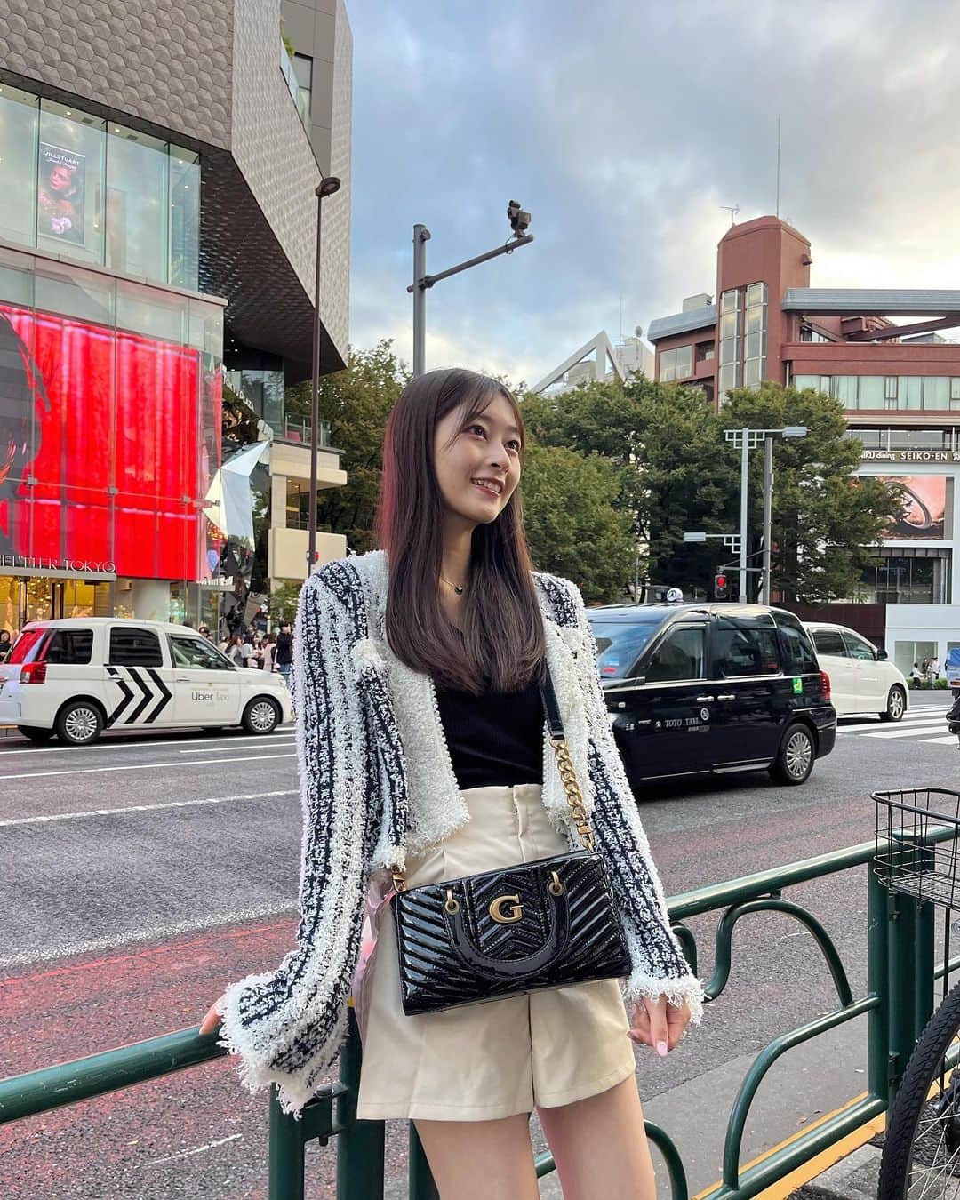 高井千帆のインスタグラム：「⁡ 衣替えする前に秋服を買ってしまっている:) やっぱり長袖落ち着く🩶」