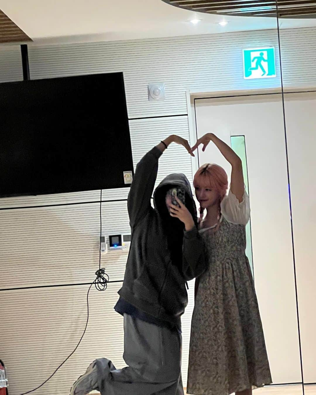 NMIXXさんのインスタグラム写真 - (NMIXXInstagram)「사랑하는 나의 룸메이트 릴리언니🥰  오늘 행복한 시간 보냈어요~? 항상 내 말 잘들어줘서 고맙구 소중한 나의 룸메 언니 앞으로도 같이 재밌게 지내봐요~!!😘사랑해😍  #HAPPY_LILY_DAY  #LILY_Really_Lovely  #NMIXX #NSWER #릴리 #LILY #지우 #JIWOO」10月17日 22時35分 - nmixx_official