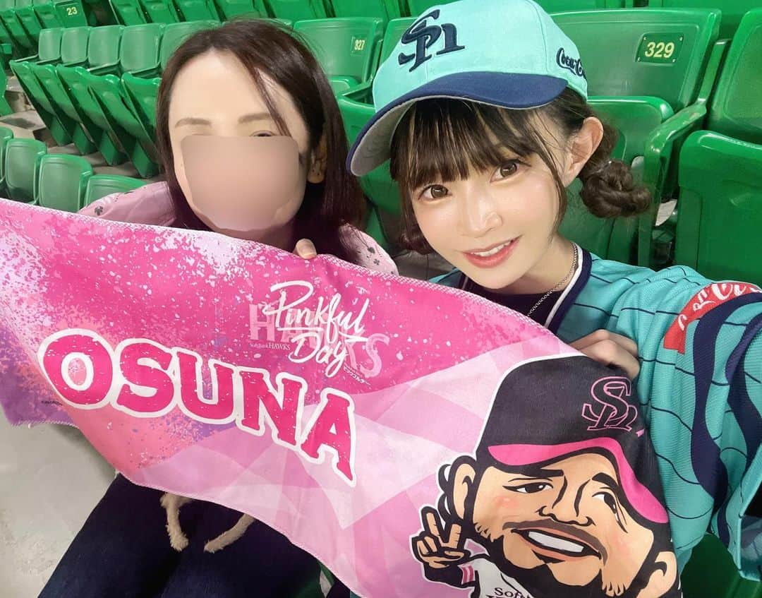 紗々木りんさんのインスタグラム写真 - (紗々木りんInstagram)「🐰🖤⚾️  2023シーズン終了しました！ みんなおつかれー🫶🏻  昨年に引き続き 一勝の重みを感じたシーズンでした👼🏻  元々CS下克上はそこまで執着なくて、 リーグいちばんがいいの🥹🩵  有原さんこんちゃんオスナたんが 仲間になったことが大きいなって思ったのと ギータはさすがだね🥹🩵 全試合に出場して最後まで結果出して とってもかっこよかった！！！  若手でいったら、 大津くんが活躍してたね！ 来年は先発でみてみたい🥹🩵  柊太くんにはエースとして期待しすぎてしまって りんがプレッシャーを与えてしまったかもしれない 柊太くんごめんね🥺  他にもいろいろ思うことはあるけど 言葉にしないでおく🫶🏻  藤本監督、本当にお疲れ様でした🪽 今はとにかくたくさん寝て おいしいもの食べてたくさん笑っていてほしいな🥹  もちろん選手やコーチの方々も 考えることはいっぱいあると思うけど 自分を甘やかしてほしい🥹🫶🏻🩵  また来年.*꒰ᐢɞ̴̶̷ ·̫ ɞ̴̶̷ᐢ꒱っ◝⚾️  ×××  #sbhawks #softbankhawks  #ホークス #ホークスファン  #ソフトバンクホークス #野球  #タカガール #鷹ガール #野球女子 #インスタ野球女子 #paypayドーム  #野球観戦 #プロ野球 #baseball #福岡 #fukuoka #推し活」10月17日 22時36分 - rinn_sh_