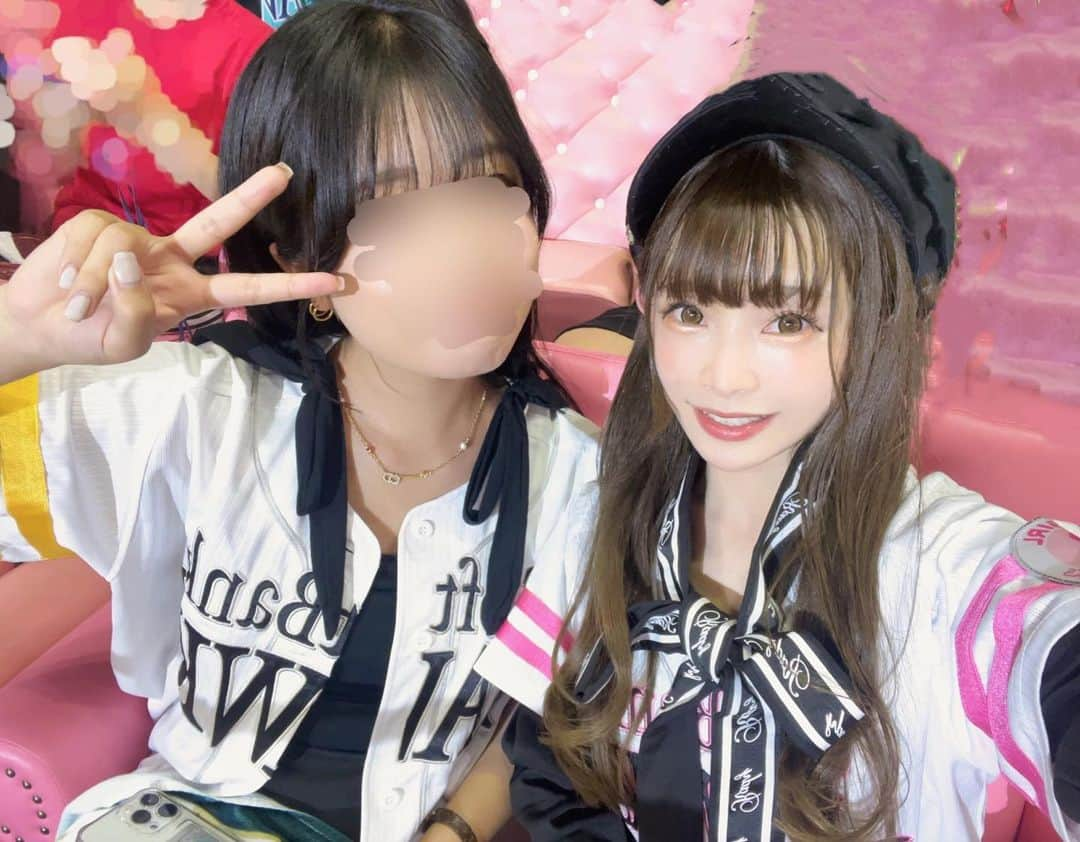 紗々木りんさんのインスタグラム写真 - (紗々木りんInstagram)「🐰🖤⚾️  2023シーズン終了しました！ みんなおつかれー🫶🏻  昨年に引き続き 一勝の重みを感じたシーズンでした👼🏻  元々CS下克上はそこまで執着なくて、 リーグいちばんがいいの🥹🩵  有原さんこんちゃんオスナたんが 仲間になったことが大きいなって思ったのと ギータはさすがだね🥹🩵 全試合に出場して最後まで結果出して とってもかっこよかった！！！  若手でいったら、 大津くんが活躍してたね！ 来年は先発でみてみたい🥹🩵  柊太くんにはエースとして期待しすぎてしまって りんがプレッシャーを与えてしまったかもしれない 柊太くんごめんね🥺  他にもいろいろ思うことはあるけど 言葉にしないでおく🫶🏻  藤本監督、本当にお疲れ様でした🪽 今はとにかくたくさん寝て おいしいもの食べてたくさん笑っていてほしいな🥹  もちろん選手やコーチの方々も 考えることはいっぱいあると思うけど 自分を甘やかしてほしい🥹🫶🏻🩵  また来年.*꒰ᐢɞ̴̶̷ ·̫ ɞ̴̶̷ᐢ꒱っ◝⚾️  ×××  #sbhawks #softbankhawks  #ホークス #ホークスファン  #ソフトバンクホークス #野球  #タカガール #鷹ガール #野球女子 #インスタ野球女子 #paypayドーム  #野球観戦 #プロ野球 #baseball #福岡 #fukuoka #推し活」10月17日 22時36分 - rinn_sh_