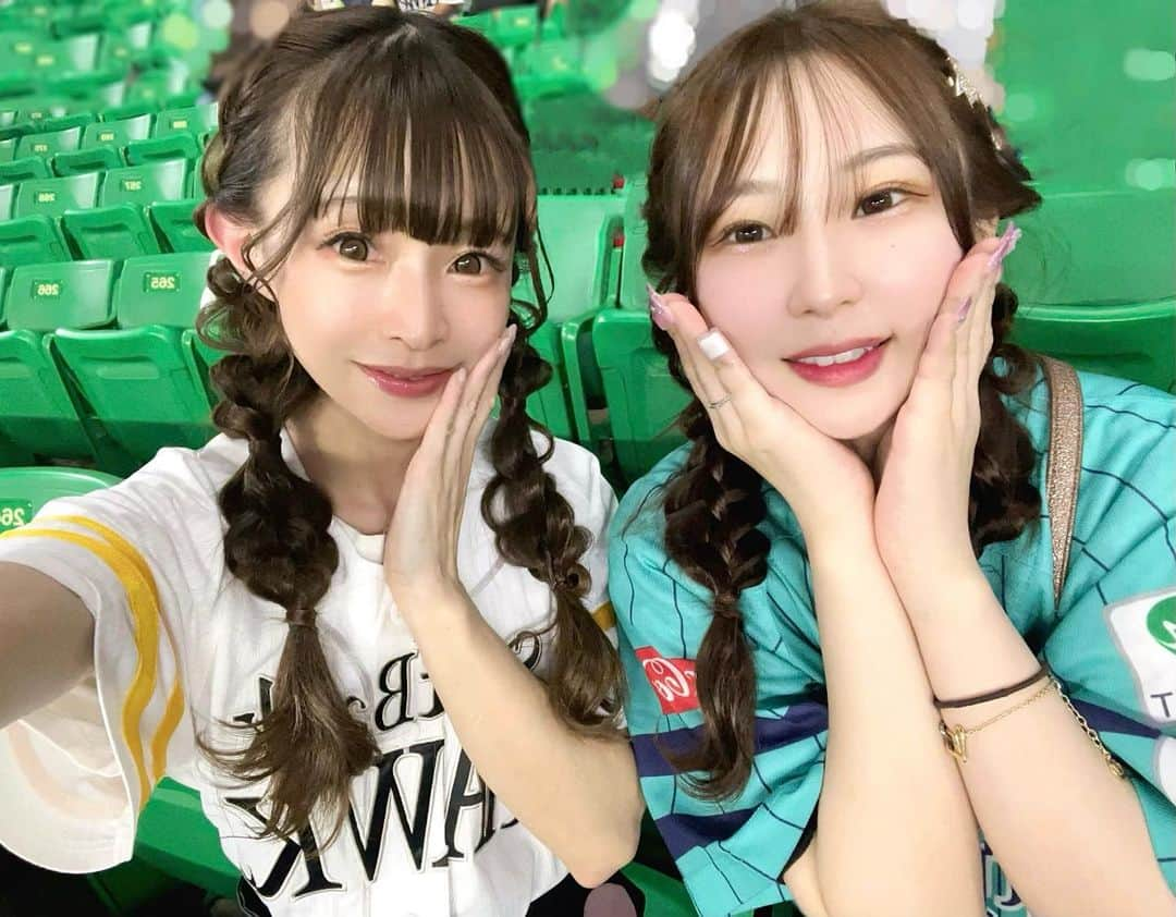 紗々木りんのインスタグラム：「🐰🖤⚾️  2023シーズン終了しました！ みんなおつかれー🫶🏻  昨年に引き続き 一勝の重みを感じたシーズンでした👼🏻  元々CS下克上はそこまで執着なくて、 リーグいちばんがいいの🥹🩵  有原さんこんちゃんオスナたんが 仲間になったことが大きいなって思ったのと ギータはさすがだね🥹🩵 全試合に出場して最後まで結果出して とってもかっこよかった！！！  若手でいったら、 大津くんが活躍してたね！ 来年は先発でみてみたい🥹🩵  柊太くんにはエースとして期待しすぎてしまって りんがプレッシャーを与えてしまったかもしれない 柊太くんごめんね🥺  他にもいろいろ思うことはあるけど 言葉にしないでおく🫶🏻  藤本監督、本当にお疲れ様でした🪽 今はとにかくたくさん寝て おいしいもの食べてたくさん笑っていてほしいな🥹  もちろん選手やコーチの方々も 考えることはいっぱいあると思うけど 自分を甘やかしてほしい🥹🫶🏻🩵  また来年.*꒰ᐢɞ̴̶̷ ·̫ ɞ̴̶̷ᐢ꒱っ◝⚾️  ×××  #sbhawks #softbankhawks  #ホークス #ホークスファン  #ソフトバンクホークス #野球  #タカガール #鷹ガール #野球女子 #インスタ野球女子 #paypayドーム  #野球観戦 #プロ野球 #baseball #福岡 #fukuoka #推し活」