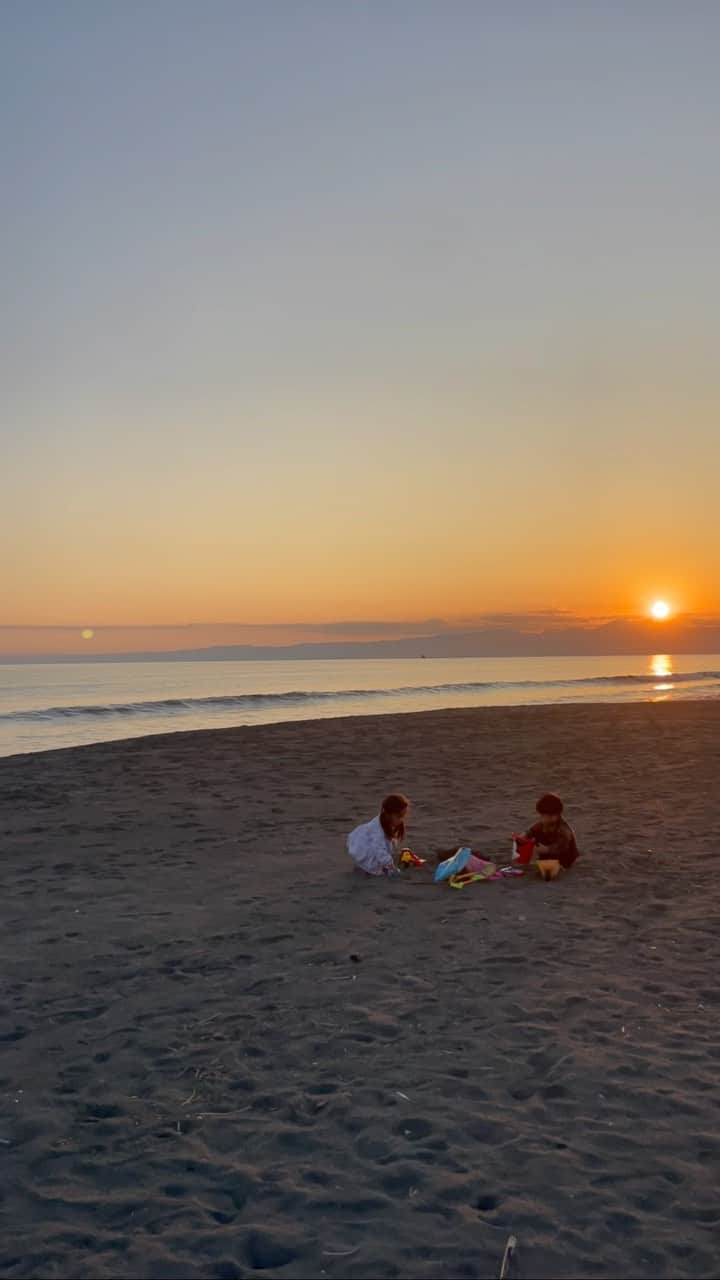 にわみきほのインスタグラム：「幼稚園終わりで海🧡🌊 いまの季節が大好きで毎日すごく空が綺麗 たくさん遊んで〜 たくさん走って〜 子供達もニコニコ☺️  母も心が浄化される🥹」