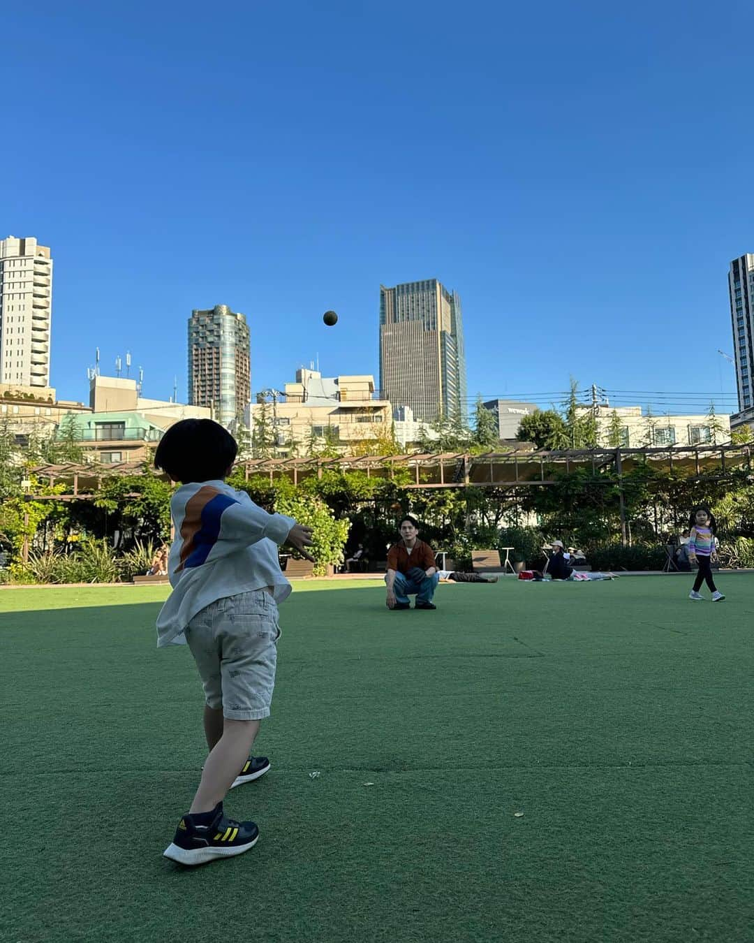 中村歌昇 さんのインスタグラム写真 - (中村歌昇 Instagram)「今日は休演日。次男とキャッチボール。 すごい変なフォームからやっと形になってきたかな？ もうすぐ運動会。ガンバレ！ #キャッチボール #親子 #おとうと #中村秀乃介 #ボール初心者 #今朝はパパと喧嘩 #パパが言い過ぎた #ごめん #中村歌昇」10月17日 22時47分 - kasho_nakamura