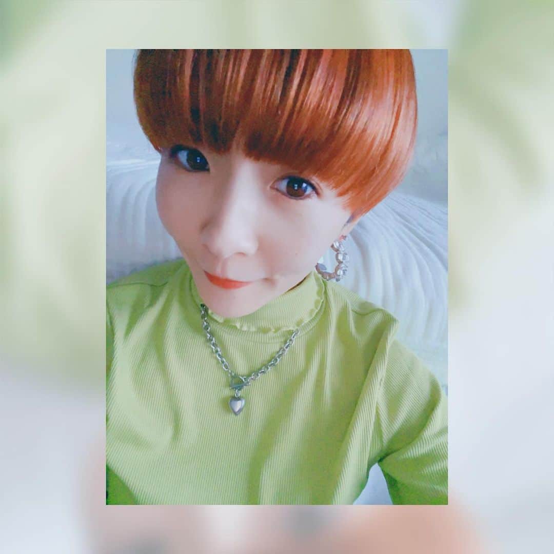 小此木まりのインスタグラム：「👜  かわいいなぁ どうしようかなぁ  と、ずっと購入を悩んでいたbagが 宅急便で母から届きました  何にも言ってないのにね “お母さん”って すごいよね  このpierceも入っていたよ  ありがとう！  #母」