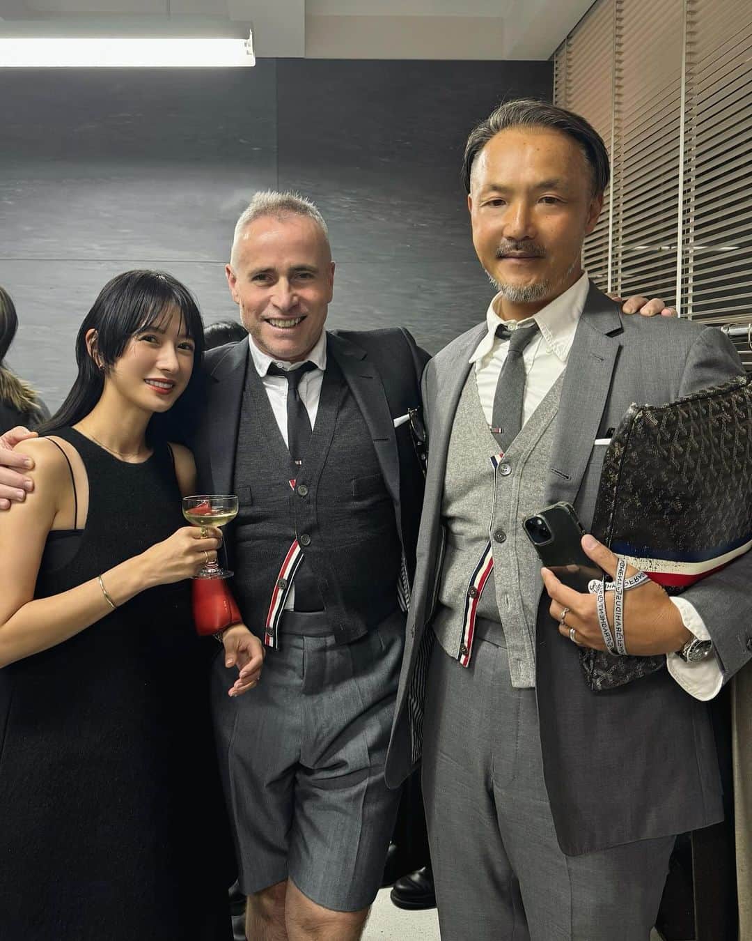 松本恵奈のインスタグラム：「THOM BROWNE青山店のオープン10周年記念 カクテルパーティーに遊びに行ってきました♡  しかもトムブラウンさんご本人とも直接お話しする事が でき、気さくに一緒にお写真まで撮っていただき ありがとうございます😭♡ 優しくて、ハンサムで紳士で、、 とても素敵な方でした☺️  トムブラウンらしさがぎゅっと詰まったスタイリングも パシッと着こなしててみんなかっこよかったなぁ○ 会いたかった人たちに沢山会えて今日も 幸せな夜でした♡  #thombrowne #トムブラウン #10周年 #カクテルパーティー」