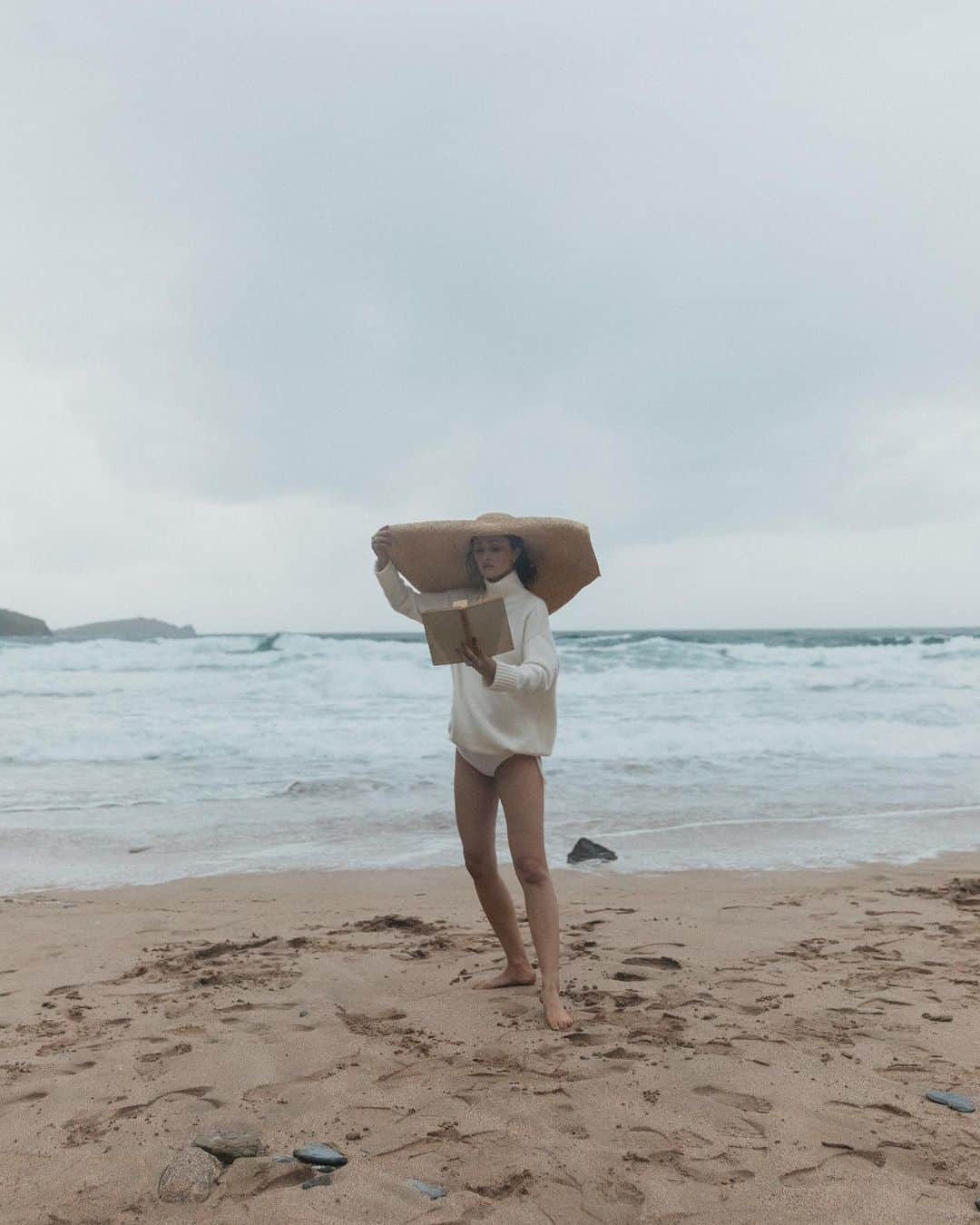 ペオニー・リムのインスタグラム：「The Chunky High Neck Sweater from @npealcashmere by Peony Lim, shot by @lizzie_churchill on the north coast, Cornwall, UK.  #npealbypeonylim  AD」